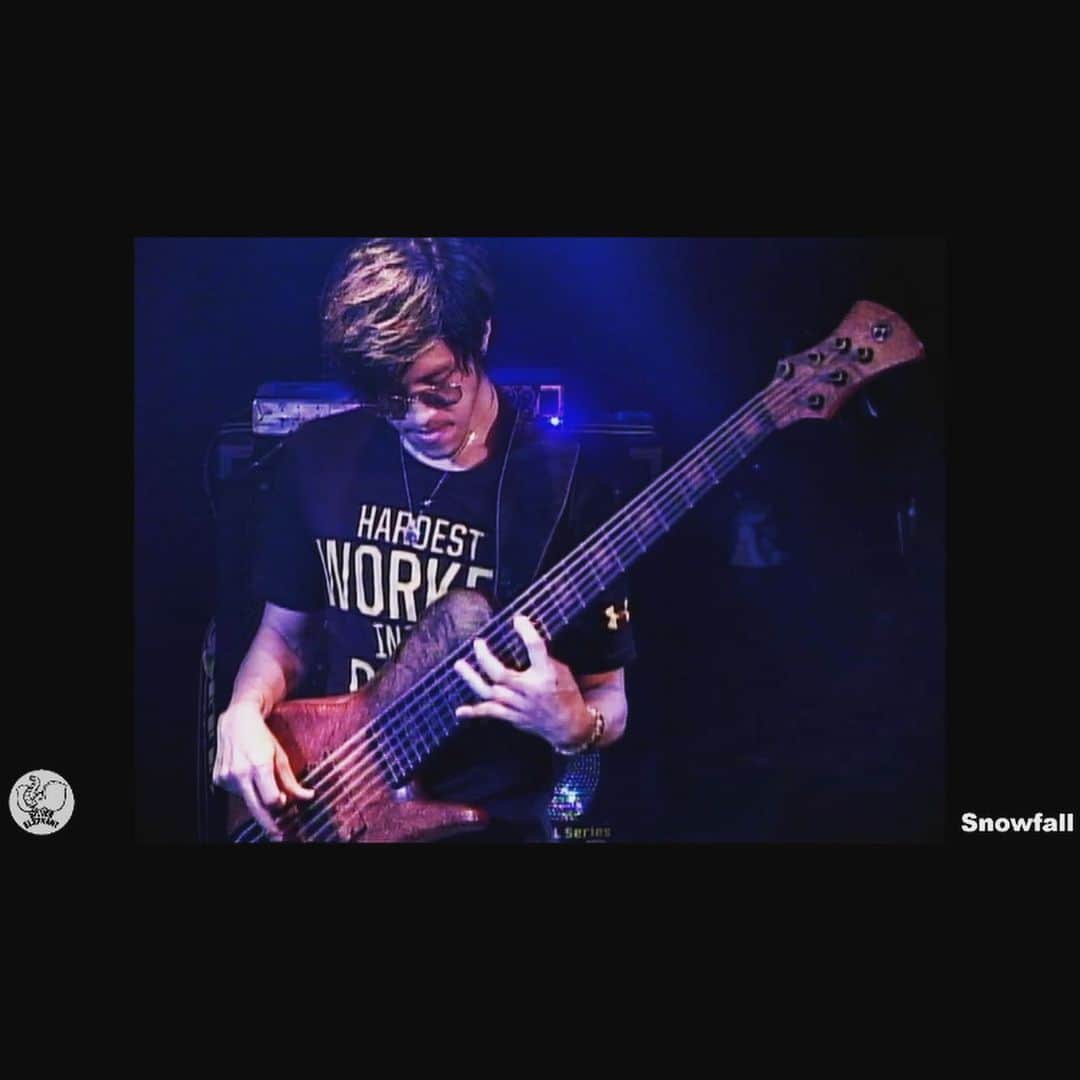 のインスタグラム：「I realized that I should make music. Try not to forget. We had nice music time again, thanks cats! 📣You still can check live archive video from the link on my top page, please check them out☝️ #music #musicianlife #bassplayer #bassist #bajo #bajista #composer #online #gig #streaming  #jazz #fusion #progressive #improvisation #instrumental #hardestworkerintheroom #underarmour #ootd @adamovicbasses  @markbass #adamovic #adamovicbasses  #markbass #markbassamp」