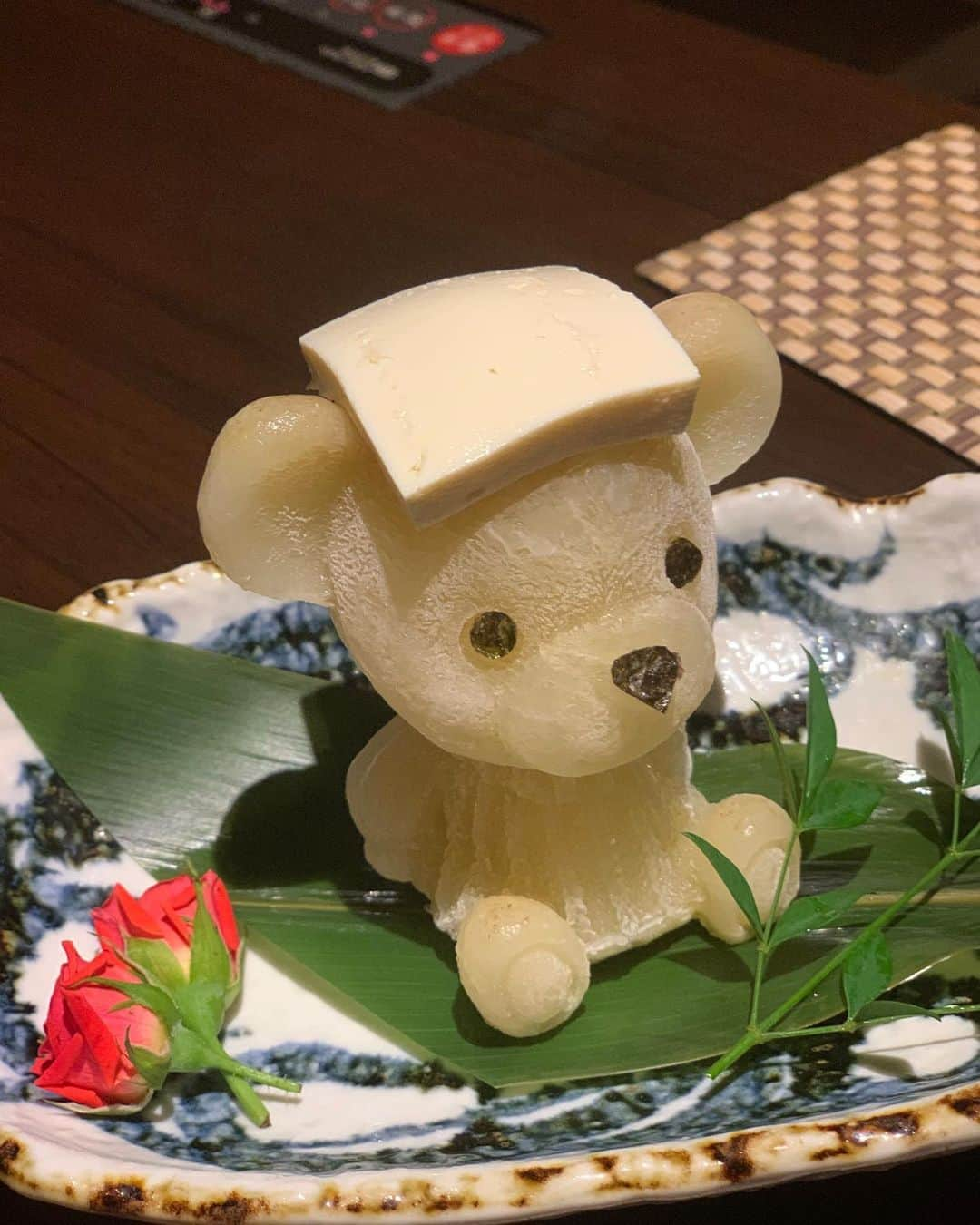 星野めいさんのインスタグラム写真 - (星野めいInstagram)「水炊き　ふく将(@fukusho_shinjuku_kuma)でコースをいただきました🍲 . 個室でとてもいい雰囲気 なにより２枚目見てほしい！！！🧸 鶏の旨味をギュッと閉じ込めたくまちゃん♡♡♡ お豆腐のタオル頭に乗せてるのめちゃくちゃ可愛い😂 . . メインのお肉はもちろん〆の雑炊まで美味しかった〜👏 . デートなどに特にオススメです♥ . .  #ふく将 #新宿鍋 #新宿グルメ #新宿居酒屋 #夏限定メニュー #水炊き #水炊き鍋 #pr #コラボベース #くまちゃん #東京グルメ #オフショット」6月29日 0時22分 - pometaaan