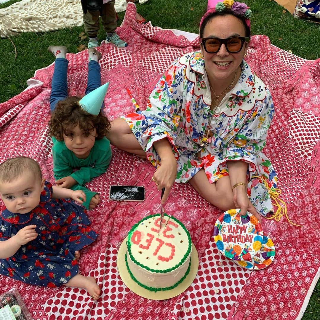 オランピアルタンさんのインスタグラム写真 - (オランピアルタンInstagram)「Sunset Birthday picnic sister @cletan 💞🥳🎂3️⃣5️⃣ #oltbakery」6月29日 0時28分 - olympialetan