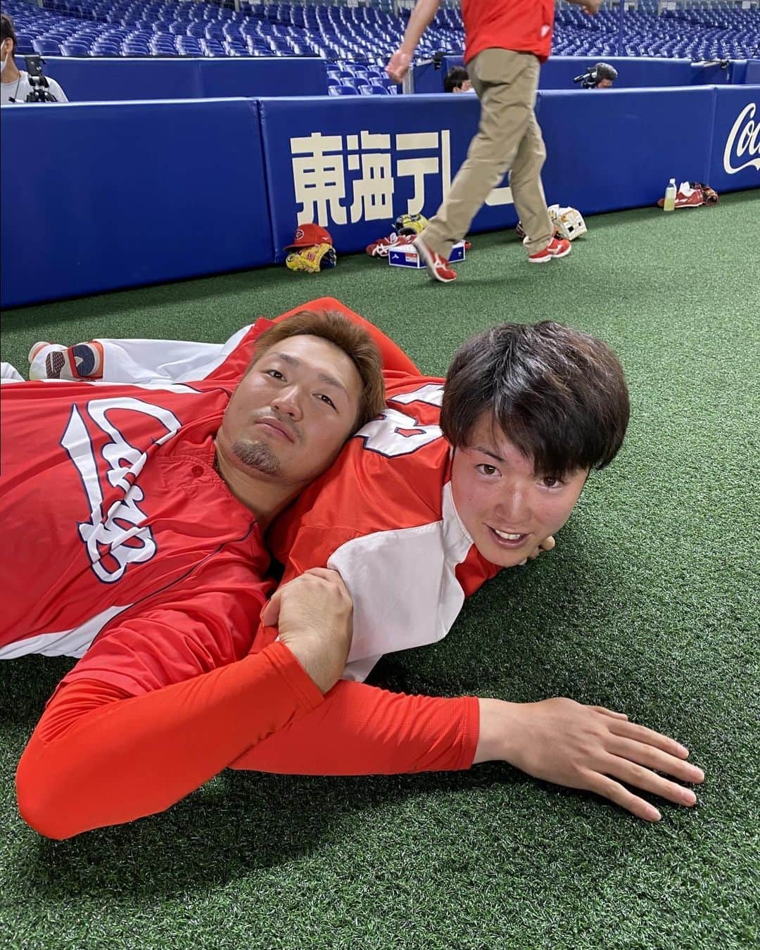 地方民のカープ女子のインスタグラム：「･ これ2人ともかわいすぎ😇❤ ･ 兄弟みたい👬✨ ･ 森下くんこの調子で😉👍 今日はお兄ちゃんたちがたくさん打ってくれてる🥺👏 ･ #鈴木誠也#森下暢仁  #広島東洋カープ#広島カープ#カープ#carp」