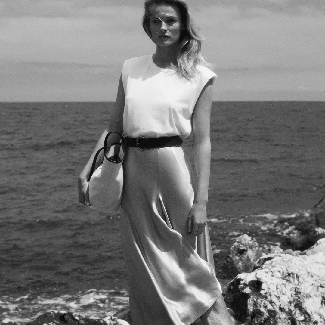 Massimo Duttiさんのインスタグラム写真 - (Massimo DuttiInstagram)「SOUS LE SOLEIL ⎮ Combined strengths: cotton t-shirt and satin skirt. All about the new collection at massimodutti.com Photography @alvarobeamud Styling @sissy.vian Thanks @edita_v_ #MassimoDutti #NewinDutti」6月28日 15時34分 - massimodutti