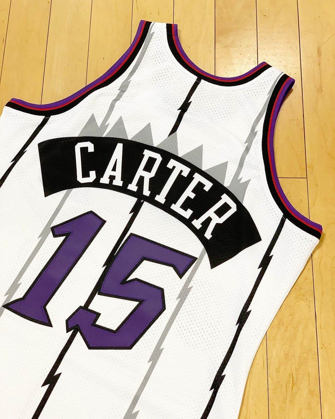 GROW AROUNDさんのインスタグラム写真 - (GROW AROUNDInstagram)「#growaroundnewarrivals  Mitchell&ness🏀 Authentic Jersey TORONTO RAPTORS 1998-99 VINCE CARTER 先日引退してしまったVINCE CARTER入荷中です。 1990年代、2000年代、2010年代、2020年代という4つの世代にまたがってプレーした初のNBA選手で、出場試合数も歴代3位の1541試合を記録、2000年のダンクコンテストは伝説ですね。」6月28日 15時39分 - growaround