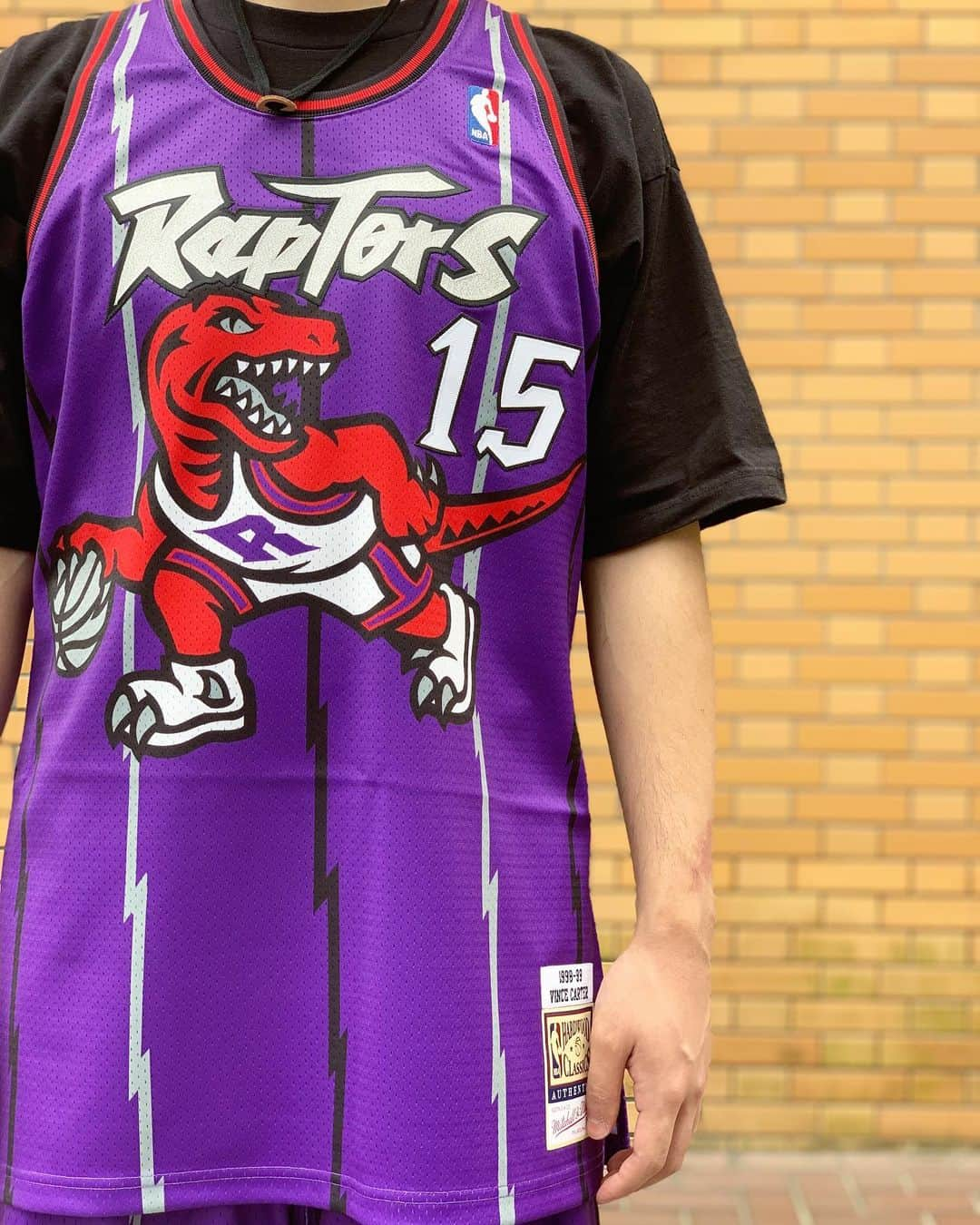 GROW AROUNDさんのインスタグラム写真 - (GROW AROUNDInstagram)「#growaroundnewarrivals  Mitchell&ness🏀 Authentic Jersey TORONTO RAPTORS 1998-99 VINCE CARTER 先日引退してしまったVINCE CARTER入荷中です。 1990年代、2000年代、2010年代、2020年代という4つの世代にまたがってプレーした初のNBA選手で、出場試合数も歴代3位の1541試合を記録、2000年のダンクコンテストは伝説ですね。」6月28日 15時39分 - growaround