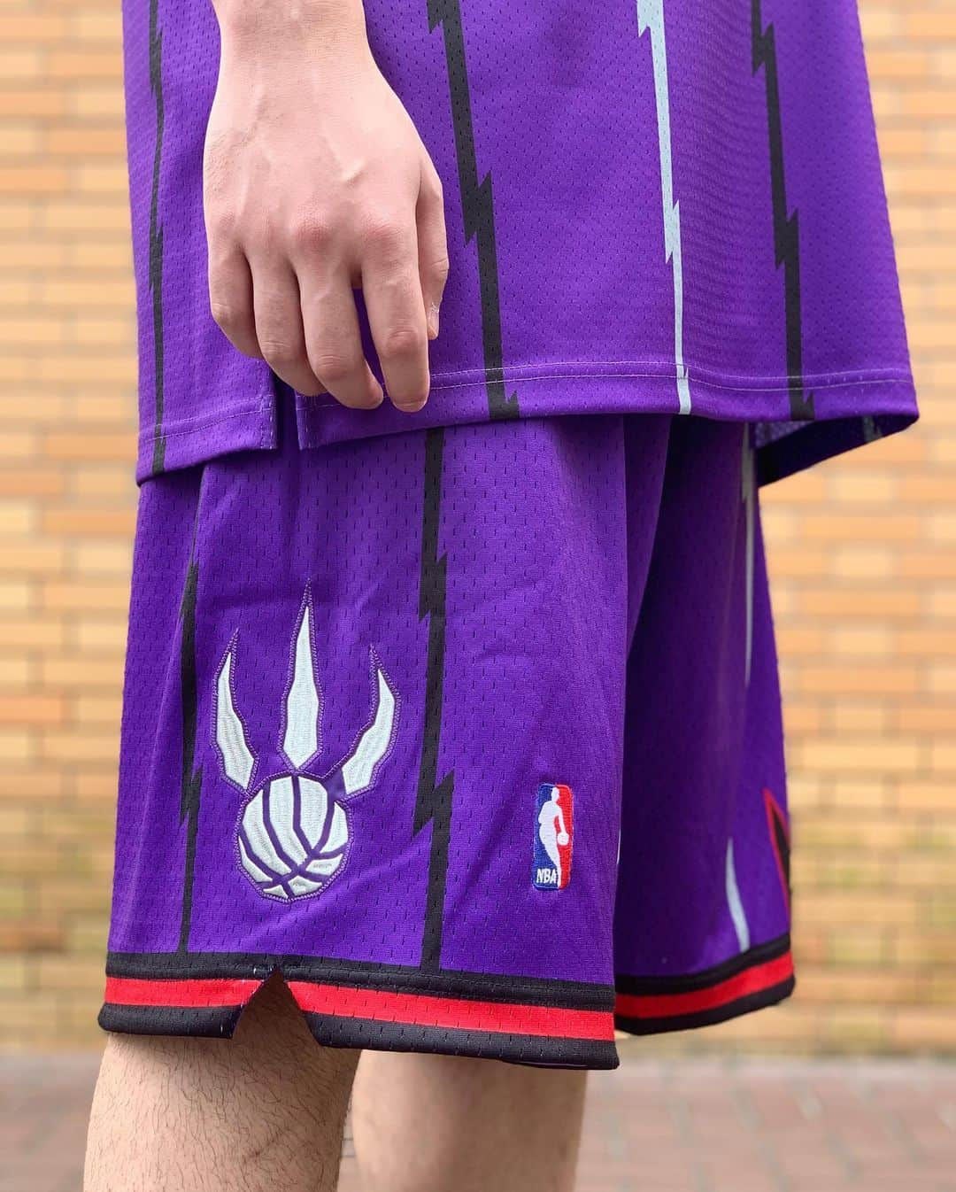 GROW AROUNDさんのインスタグラム写真 - (GROW AROUNDInstagram)「#growaroundnewarrivals  Mitchell&ness🏀 Authentic Jersey TORONTO RAPTORS 1998-99 VINCE CARTER 先日引退してしまったVINCE CARTER入荷中です。 1990年代、2000年代、2010年代、2020年代という4つの世代にまたがってプレーした初のNBA選手で、出場試合数も歴代3位の1541試合を記録、2000年のダンクコンテストは伝説ですね。」6月28日 15時39分 - growaround