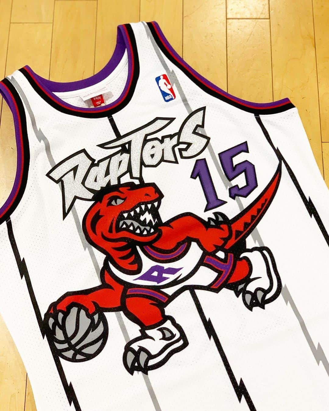 GROW AROUNDさんのインスタグラム写真 - (GROW AROUNDInstagram)「#growaroundnewarrivals  Mitchell&ness🏀 Authentic Jersey TORONTO RAPTORS 1998-99 VINCE CARTER 先日引退してしまったVINCE CARTER入荷中です。 1990年代、2000年代、2010年代、2020年代という4つの世代にまたがってプレーした初のNBA選手で、出場試合数も歴代3位の1541試合を記録、2000年のダンクコンテストは伝説ですね。」6月28日 15時39分 - growaround