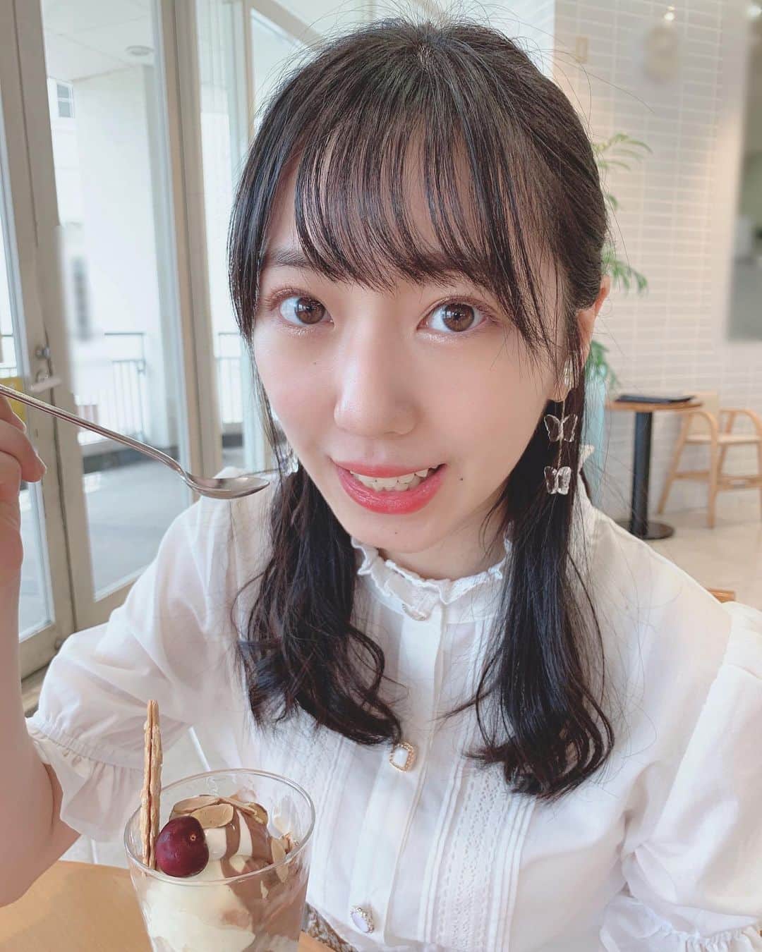 坂本りのさんのインスタグラム写真 - (坂本りのInstagram)「🍫🥛﻿ ﻿ ﻿ ぱくーっ😋😋😋﻿ 今はおやつの時間だね😋😋😋﻿ ﻿ ﻿ #みんなはなにかおやつたべたー？ #パフェ #スイーツ #カフェ #followｍe」6月28日 15時44分 - rinosakamoto_hkt