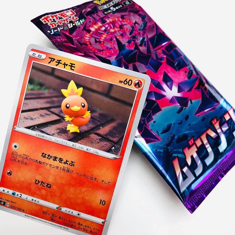 森井ユカさんのインスタグラム写真 - (森井ユカInstagram)「たねポケモンの『アチャモ』を、焼いて固める樹脂粘土で作りました。 強化拡張パック［ムゲンゾーン］に入っている、カモよ⁈ 我的新寶可夢卡发售的！ The New Pokémon card has gone out! These are handmade and made of clay(fimo). #ポケモンカード #ポケカ　#pokemon #pokemoncards #pokemoncard」6月28日 15時45分 - yukamorii