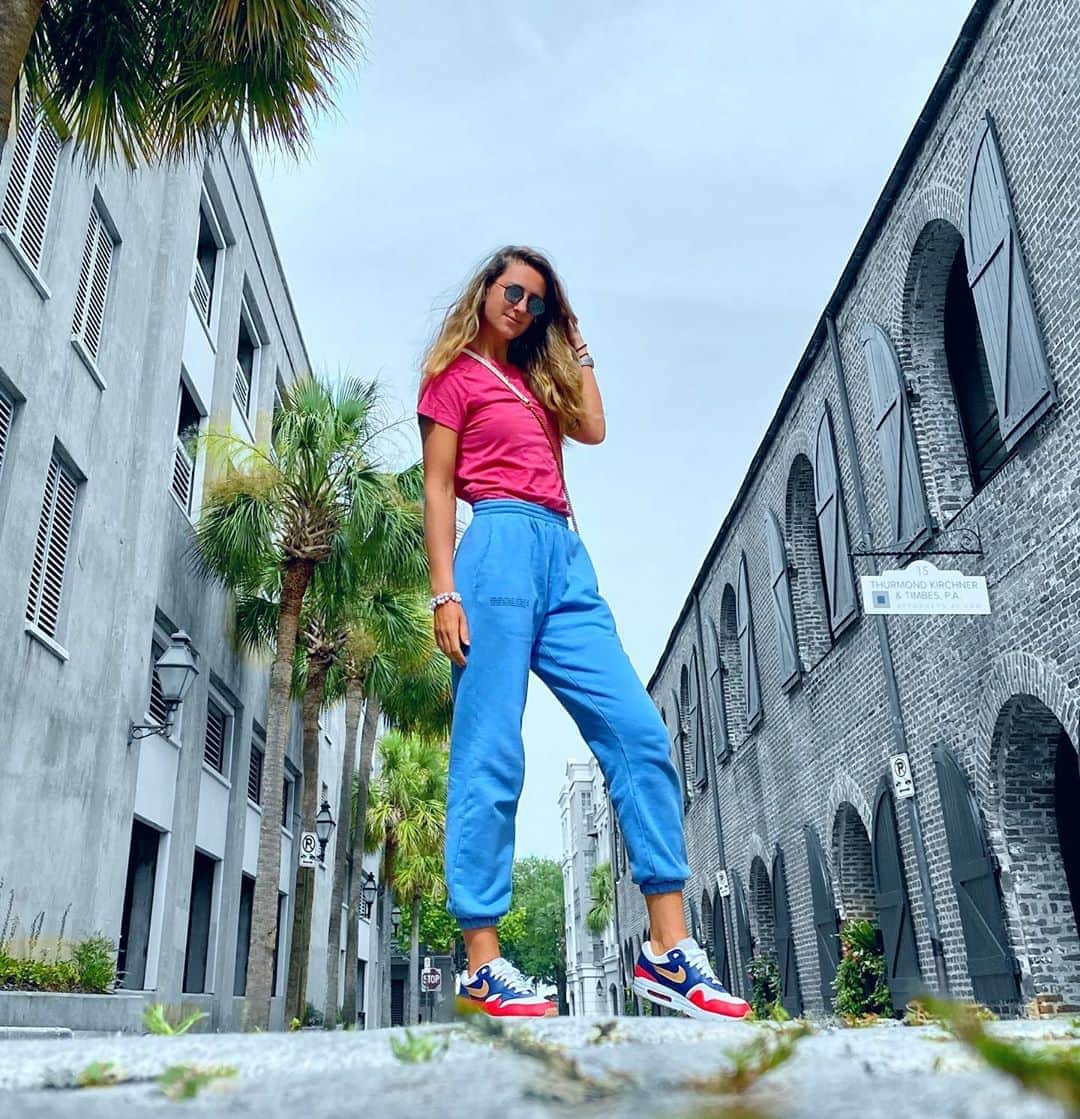 ビクトリア・アザレンカのインスタグラム：「Some days you just have to create your own sunshine ☀️ 🦋」