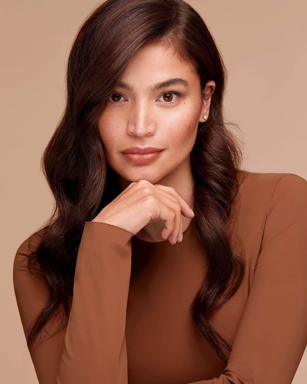 アン・カーティスのインスタグラム：「First photo shoot after almost 7 months of not working to introduce our  #blkuniversal 2.0: 𝙖𝙡𝙡𝙘𝙡𝙪𝙨𝙞𝙫𝙚, a six-piece multi-use makeup collection that’s 𝙢𝙖𝙙𝙚 𝙛𝙤𝙧 𝙖𝙡𝙡 . ⁣ 🏻 Illuminating Skin Tint Sun Shield SPF 30⁣ 🏼 Translucent Loose Powder⁣ 🏽 Brow Mascara⁣ 🏾 Airy Matte Tint⁣ 🏿 Lip Switch: Refillable Matte Lippie⁣ 🏻 Multitasking Color Stick⁣ ⁣ NOW LIVE ON LAZADA: https://bit.ly/2YFCjma ⁣ 👩🏻 i’m wearing ⁣ Illuminating Skin Tint SPF 30 𝘉𝘶𝘵𝘵𝘦𝘳𝘴𝘤𝘰𝘵𝘤𝘩⁣ Loose Powder 𝘓𝘪𝘨𝘩𝘵⁣ Brow Mascara 𝘛𝘢𝘶𝘱𝘦⁣ Priming + Mattifying Stick⁣ Multitasking Color Stick 𝘔𝘪𝘮𝘰𝘴𝘢 (eyes and cheeks) 𝘢𝘯𝘥 𝘊𝘰𝘤𝘰𝘢⁣ (as contour) Lip Switch 𝘌𝘴𝘱𝘳𝘦𝘴𝘴𝘰⁣. . 📸: @traceyleehayes. 💄: @shellarubymartin. 💆🏻‍♀️: @telleish_hair_studio」