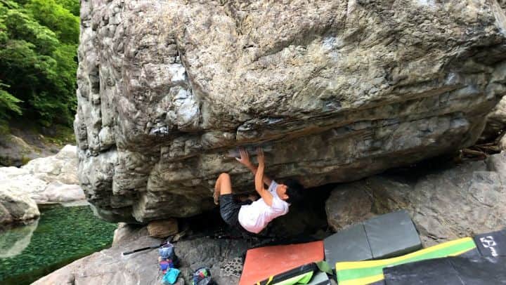中島徹のインスタグラム：「We came back to rock climbing, breathing nature, finding a new line, trying the best, and enjoying with friends.  After a long break, at the beginning of the session, I feel myself weaker than I used to be. But after the session, I reminded how to climb and found myself little bit stronger. The physical training during social disorder have made me though.  Through the break, I reconfirmed how rock climbing is important for me. This is not only just climbing the rock, but also going outside, feeling the nature, cultivating our creativity, and enjoying with our friends.  Yesterday, I made first ascent of the new line drown in the front of the main boulder in Mitarai gorge.  久しぶりにフィールドへ。暑いしジメジメするけど、やっぱり皆で行く岩は最高だった。自粛自粛でずっと我慢の連続だったけど、トレーニングとか生活習慣を見直すいい機会になったし、何よりクライミングの素晴らしさをこうして再確認できた。  昨日の御手洗ではククゼンからアウトローに抜けるラインが登れた。ククゼンの初登者の @shijunclimb に敬意を評して同じ「胡蝶の夢」から「蘧蘧然(キョキョゼン)」としたい。グレードは多分四段くらいだと思う。  problem: Kyokyozen V13 filmed by @kachitakashi @monkeydoing」