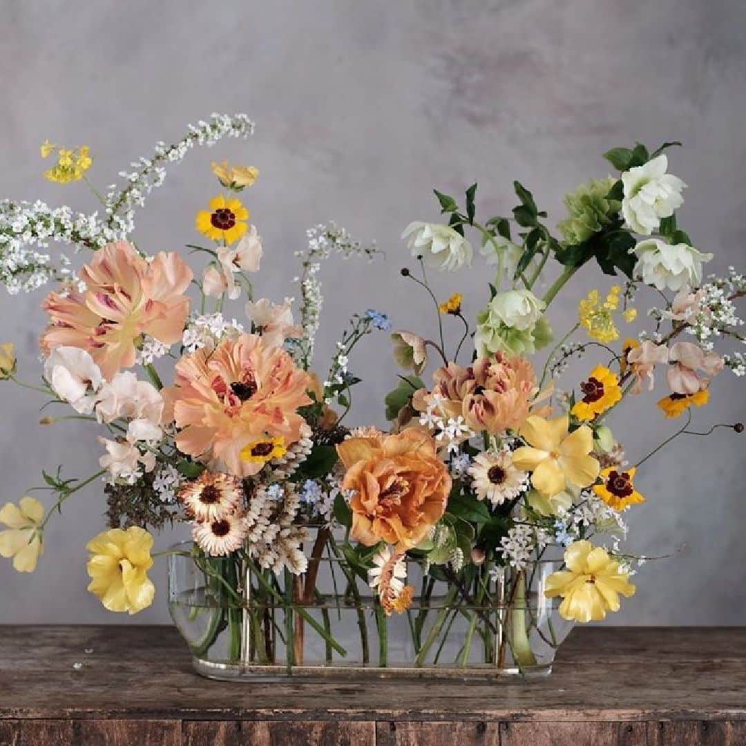 のインスタグラム：「Wild flowers in an Ikebana vase by Jaime Hayon  Explore more via link in bio  Captured by @studio_darluz  #fritzhansen #ikebana #jaimehayon #vase #accessoriesbyfritzhansen #livingroomdecor  #프리츠한센  #フリッツハンセン」