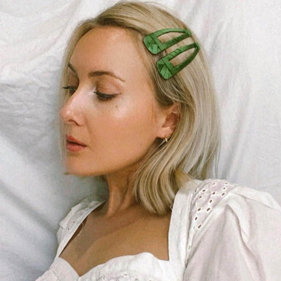 アクセサライズのインスタグラム：「We love an oversized clip! P.S These beauts are on sale! 📷 @chloekathbutler  Tap to shop or head to the link in our bio #Accessorize」