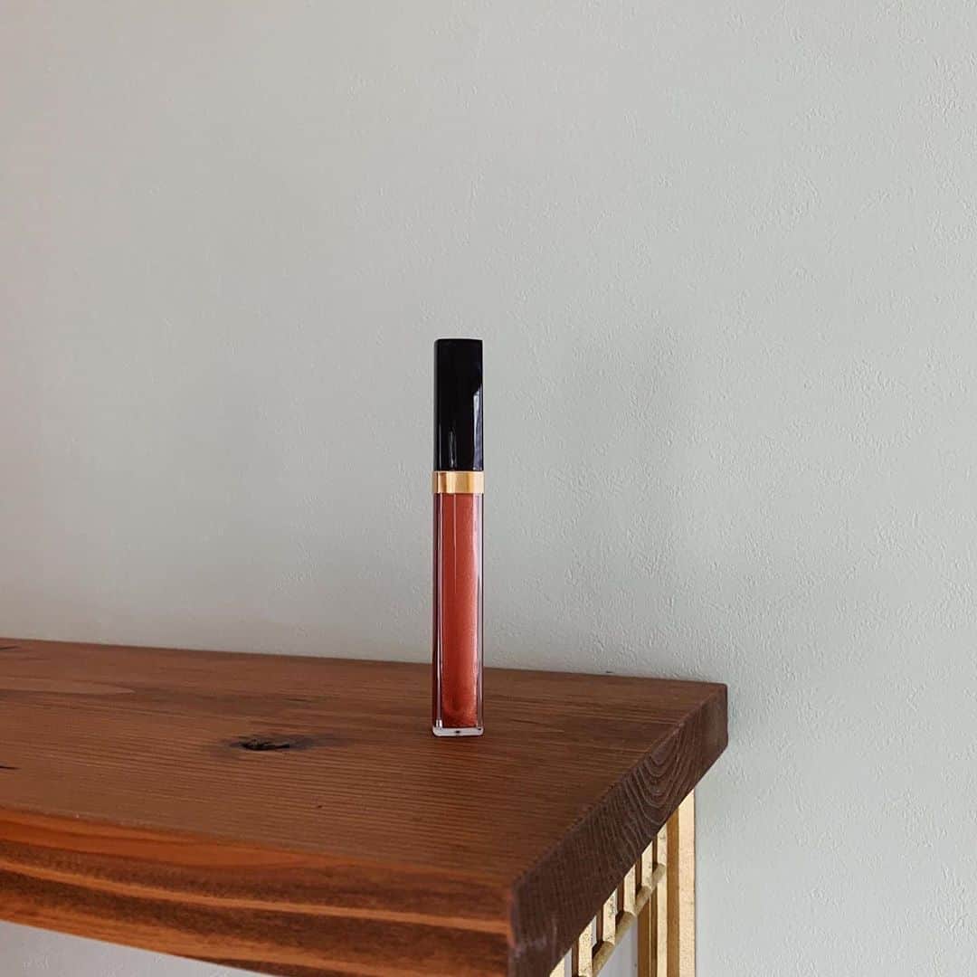 ジュジュのインスタグラム：「💄のお試しが出来ない今... . staffちゃんがしていたリップが可愛すぎて早速get🤍 . CHANEL724 . 🗣PRちゃうのにまさかのPR風の写真になる。笑 . #cosme事情　 #すみませんまさかの2枚も自分貼りつけてたから再投稿」