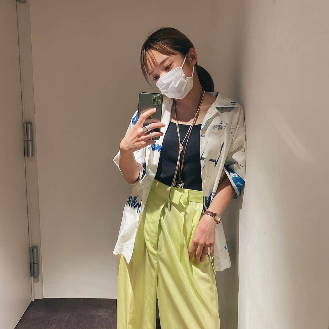 福地夏未のインスタグラム：「✔︎ 今年もキュプラパンツがかわいい♡ _ #edition_jp #allege #maisonmargiela #idealite #柄シャツ #マスクメイク」