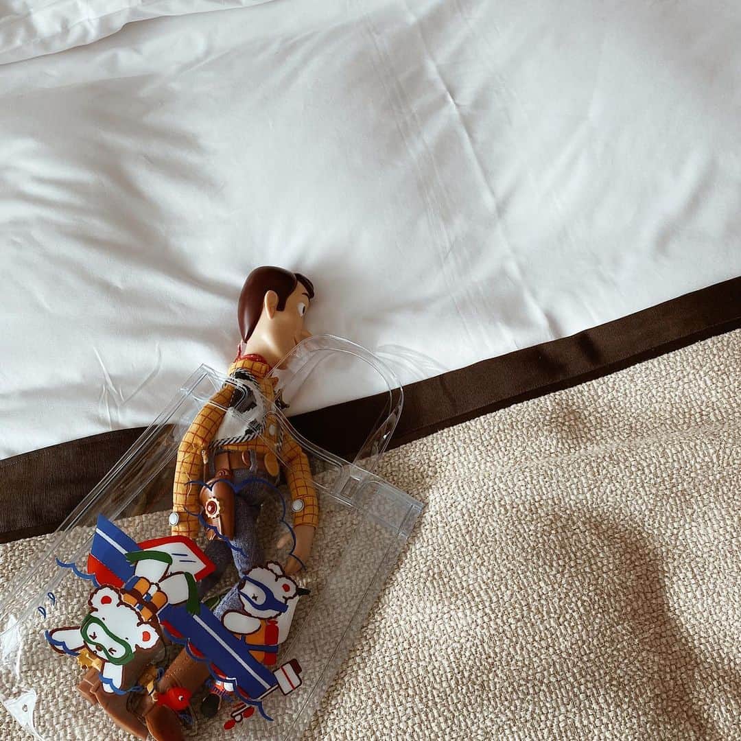 のインスタグラム：「. 👦🏻ぼくのだいじ！ って言うよ . . 僕の大切なもの💫 . . #urako_mamalife  #1y9m #familiar  #toystory  #ウッディ #urako_travel✈️  #旅行にも持っていくよ」