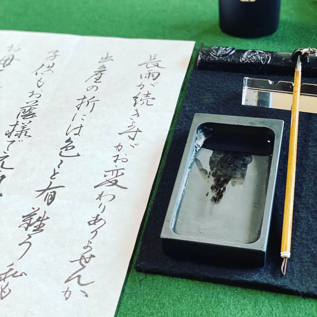日髙のり子のインスタグラム：「＊＊＊﻿ 3カ月ぶりの書道のお稽古。﻿ 小筆を使って「手紙文」を練習しています。﻿ ﻿ 先生の赤い文字…綺麗でしょう？﻿ こんな風に書けたらいいなと思いながらお勉強中です！🤓﻿ ﻿ この3カ月間、一度も筆を手に取っていない不届き者な私😅﻿ ですが、集中して心静かに過ごす時間がとても心地良かったのです🍀 ﻿ #書道 #習い事 山内美鳳 先生 #和 #静かな時間」