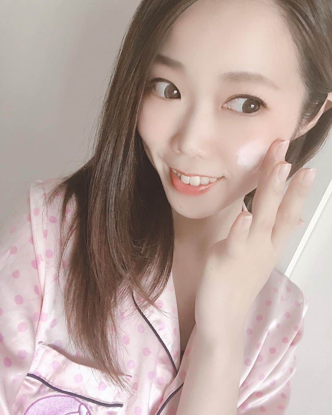 じゅみさんのインスタグラム写真 - (じゅみInstagram)「眠れる美女マスク💆‍♀️﻿ ﻿ ﻿ なんとも可愛い名前のスキンケアget🌈﻿ ﻿ 塗って寝るだけでパック効果があるなんて﻿ 最高にらくらく🙈♡﻿ ﻿ ﻿ 私はピンク色の乾燥くすみに﻿ 効果があるパックを使ってみました🌱﻿ ﻿ ﻿ パックって聞いたので﻿ こってりクリームをイメージしてたけど﻿ テクスチャはかなりするっとしてて﻿ 肌への浸透が早い❗️﻿ ﻿ ﻿ 睡眠中に健やかな肌にするための﻿ おやすみセラムが入っているので﻿ ﻿ 夜の洗顔後これを塗って寝るだけ😴﻿ ﻿ ﻿ 朝起きたら普段よりもちもちで﻿ パックした感がありました😉❣️﻿ ﻿ ﻿ 夏の暑い時期に時短でできるスキンケアに﻿ おすすめです🌈✨﻿ ﻿ ﻿ @pureal_official﻿ ﻿ ﻿ #ピュレア #コスパ最高 #眠れる美女マスク #美肌になりたい #スリーピングパック #時短スキンケア #美容好きさんと繋がりたい #madeinjapan #塗るマスク #透明感 #ambassador﻿ #美容好き　#スキンケア﻿ #美肌　#乾燥くすみ」6月28日 16時31分 - jumy_as