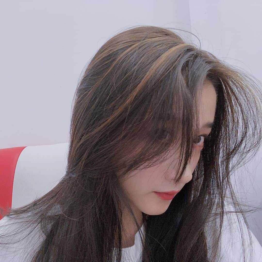 クアン・シャオトン（Guan Xiaotong）のインスタグラム：「😄」