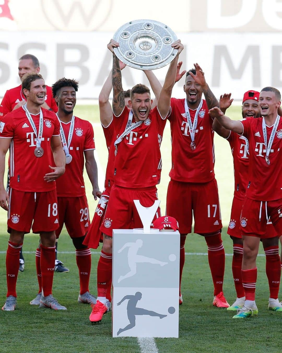 バイエルン・ミュンヘンさんのインスタグラム写真 - (バイエルン・ミュンヘンInstagram)「🏆🙌🔥 #MEI8TER _______ #FCBayern #MiaSanMia #packmas #Fußball #football #futbol #WOBFCB #Bundesliga」6月28日 16時39分 - fcbayern