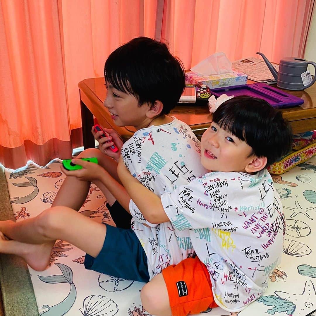太陽チャンネルのインスタグラム：「楽しそうだよね～🤣🤣🤣💕 #太陽チャンネル #兄弟 #仲良し なのか #そうでない のかよくわからない兄弟🤣💕 そんで散歩後に裸族🐶」