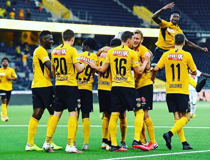 ファビアン・ルステンベルガーのインスタグラム：「#heimsieg #crazyachtminuten #tousensemble #allezlesgars #immerweiter #leretourdeguerrero @camara_mhdali4 #hoppYB #JSAML28」