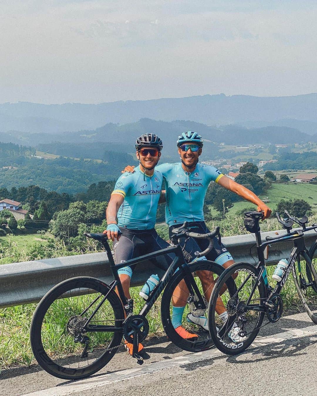 イバイ・ゴメスのインスタグラム：「Es imposible pasear 🚲 mejor acompañado 😜 ¡Energía positiva para la “nueva temporada” que se te viene pronto @omar_fraile ! 🔋 ¡A por ello! 💪🏼」
