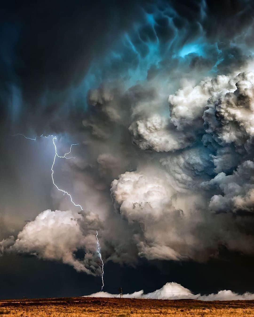 Canon Photographyさんのインスタグラム写真 - (Canon PhotographyInstagram)「A remarkable supercell in Texas. 😳  Photography | @adamkylejackson Curated by @steffeneisenacher  #texas #supercell #lightning #stormchasing #thunderstorm」6月28日 16時50分 - cpcollectives