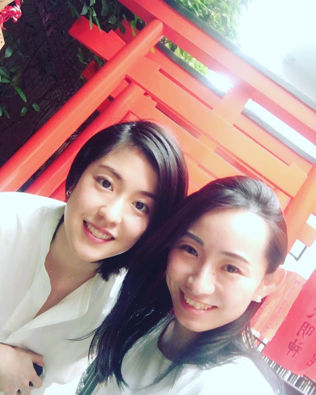 栗原文音のインスタグラム：「昨日は久しぶりにはるかと会えたー💓 お店に行く途中に素敵なところを見つけた🥺 2人でお祈りしてきました🙏✨ まだまだ大変な毎日だけど、一日も早くみんなが前のような幸せな日々が遅れる日が来ますように🌸 元気をもらえた良い休日でした♡ #はるか#自粛明けて#久々の再会#バドミントン#高校のダブルスパートナー#栗原文音#大切なお友達#大好き#素敵な場所#ランチ#お互い頑張ろう#毎日に感謝」