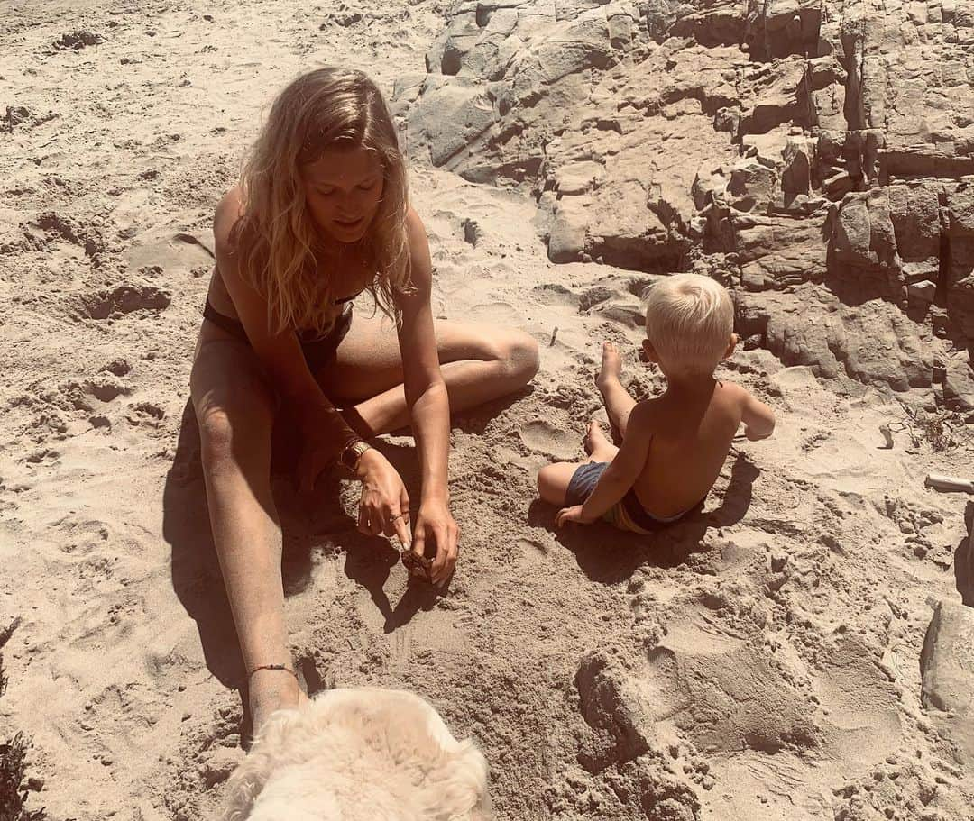 トニ・ガーンさんのインスタグラム写真 - (トニ・ガーンInstagram)「Throwback to building lady bird sanctuaries on the beach with these cute blondies #summersUP☀️ FINALLY🍦」6月28日 16時53分 - tonigarrn