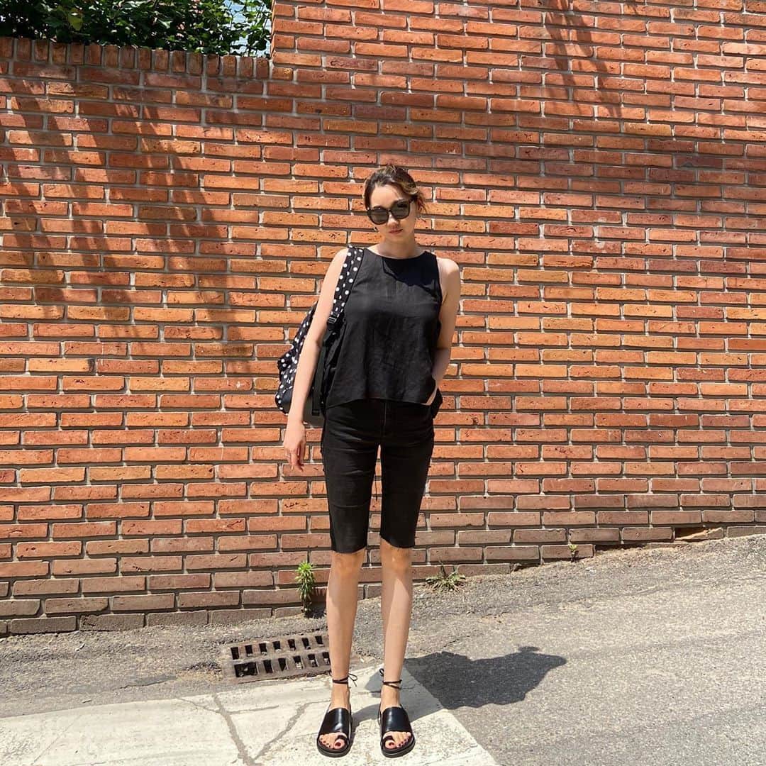 チャン・ユンジュのインスタグラム：「올 블랙 데이. 모닝 커피 한잔 하러 오실 분이.  워낙 까다로우셔서. 직접 음악 선곡도 하고. 🖤 #사장님귀는당나귀귀김소연 #대표님말고우린그냥칭구ㅋ  @esteemsy」