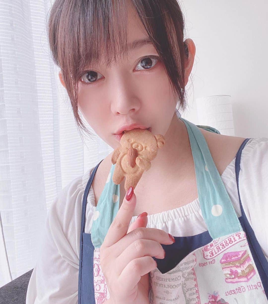 西野翔のインスタグラム：「アーモンドを抱くくまさん🧸クッキー作ったんだけど…真ん中の子がサボってる(焼いたら開いた)」