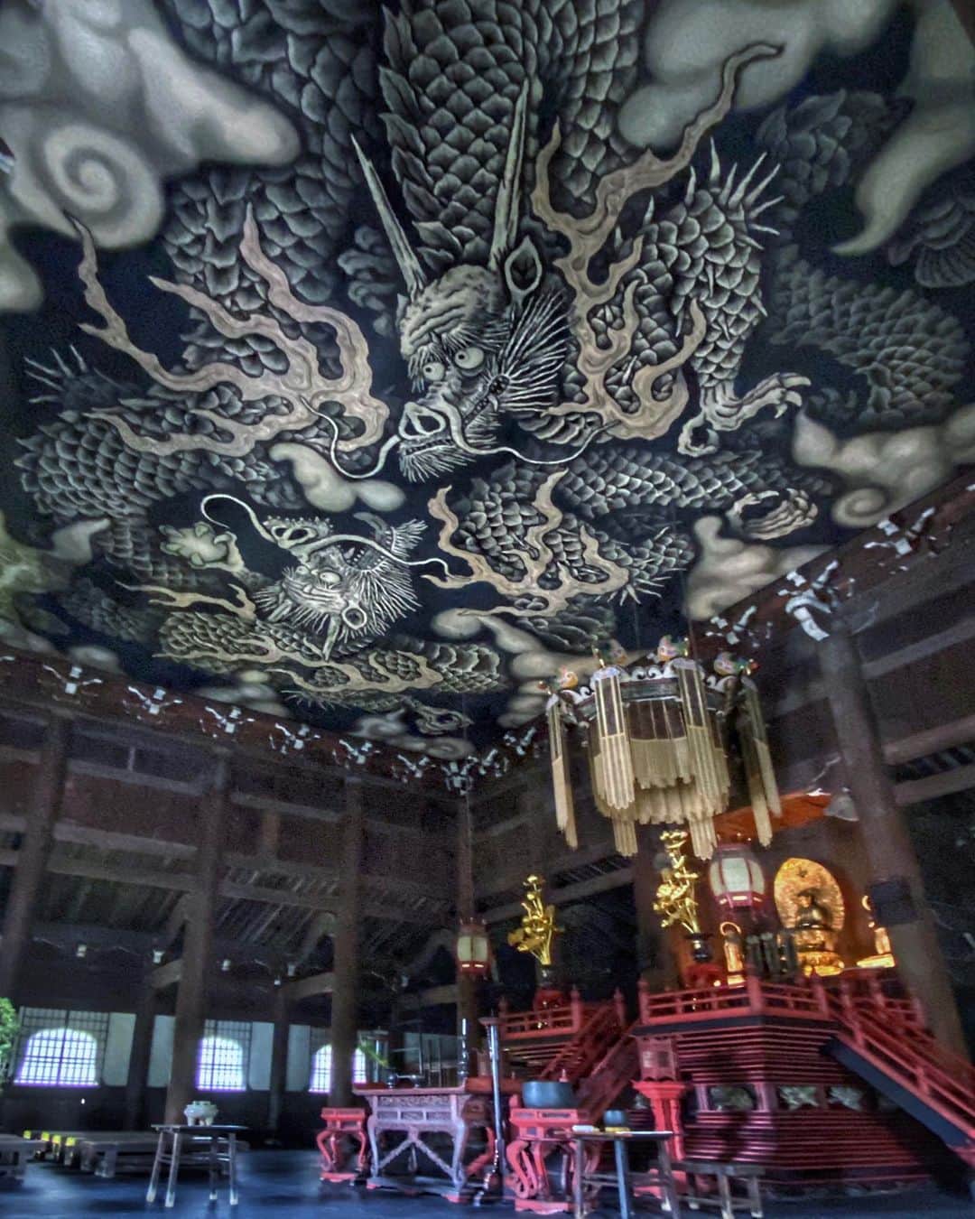 のインスタグラム：「京都市東山区#建仁寺 (スライドして下さい)  Location Kyoto Japan Kenninji (Swipe)  2020.6.28  建仁寺に行くと先ずここに直行してしまいます💨#双龍図 🐉いつ見ても迫力ありました。中も撮影OKなのは有難いです🙏✨。 #神社仏閣　 #寺院仏閣　 #美しい日本　 #龍  #おとな旅プレミアム　 #絶景delic  #そうだ京都行こう　 #こころから  #タビジェニ　 #スマホ撮影  #スマホ写真部  #japan_daytime_view  #japan_bestpic_  #otonatabi_japan  #japan_vacations  #doragon  #wp_japan  #beautiful_kansai #worldbestshot  #japanesetemple  #japanesegarden  #lovers_united_japan  #jalan_travel  #retrip_nippon」