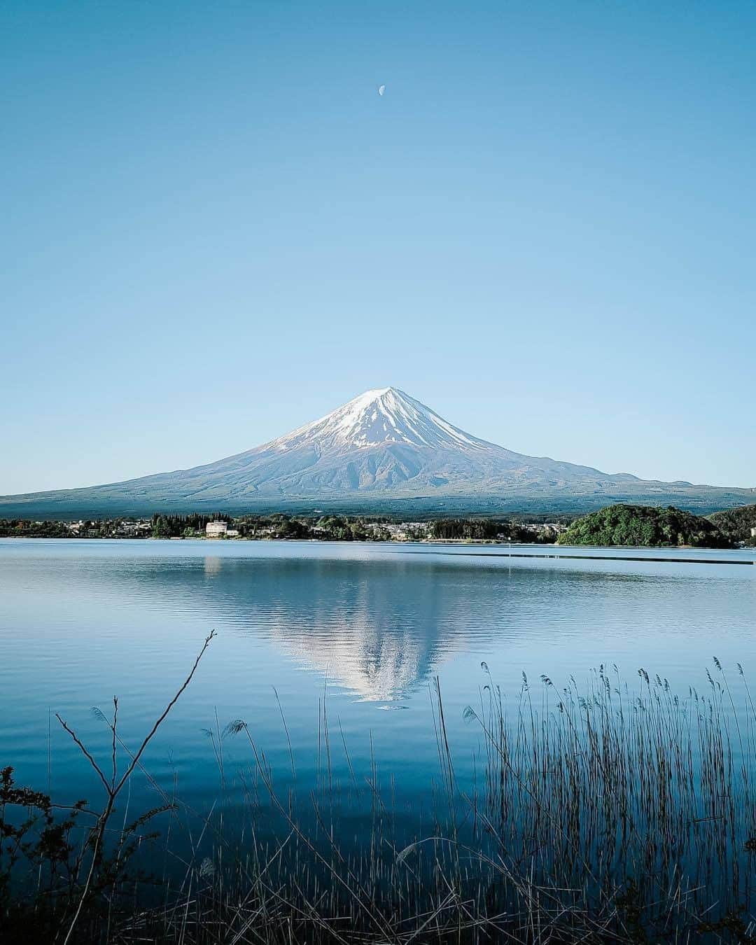 Galaxy Mobile Japanさんのインスタグラム写真 - (Galaxy Mobile JapanInstagram)「雄々しい富士山を #GalaxyS20 5G で撮影🗻久しぶりに眺めた富士山には、不動の美しさがありました…✨ 写真をよく見てみると富士山の上に…😍何かが見えた！という方は何が見えたか、ぜひコメントで教えてください🙋‍♀️ 📸#GalaxyS20 5G #withGalaxy Photo by @_deepsky ・ ・ ・ #Galaxy5G #ギャラクシーS20 #富士山 #富士山🗻 #🗻 #富士山が好き #誰かに見せたい風景 #リフレクション #リフレクションのある景色 #空を見上げて #空を見上げるのが好き #絶景スポット #日本の絶景 #日本の景色 #日本の美 #スマホカメラ #スマホ写真 #スマホ撮影 #スマホ撮り #スマホ越しの私の世界 #mtfuji #Galaxyカメラ部」6月28日 17時00分 - samsungjpn
