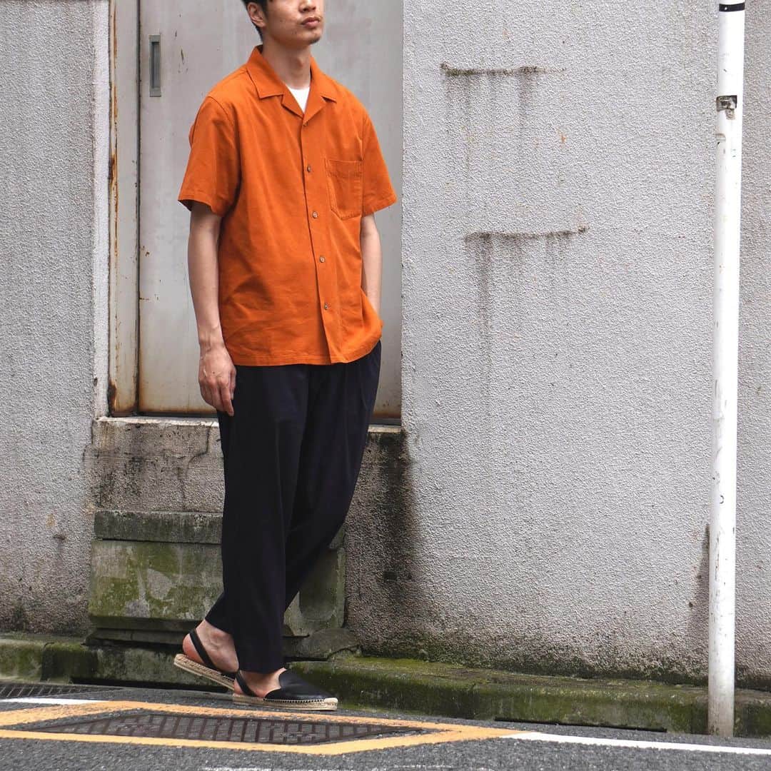 のインスタグラム：「RECOMMEND STYLE for HOMME﻿ ﻿ この夏おすすめしたいスタイリングをご紹介！﻿ ﻿ 今回紹介するのは、竹の素材を使用した清涼感あふれる開襟シャツをメインとしたスタイリング。﻿ ﻿ 独特の質感と存在感あるテラコッタカラーを差し色にしたカジュアルスタイルをベースに、ツヤ感のある程よくリラックスしたシルエットのパンツを合わせ大人のカジュアルスタイルを提案。﻿ ﻿ SHIRT：￥9,000+tax ⇒ ￥6,300+tax(30%OFF)﻿ PANTS：￥12,000+tax ⇒ ￥6,000+tax(50%OFF)﻿ ﻿ @adametrope﻿ @jadorejunonline﻿ #adametrope #shirt #tshirt #pants #bumboo」