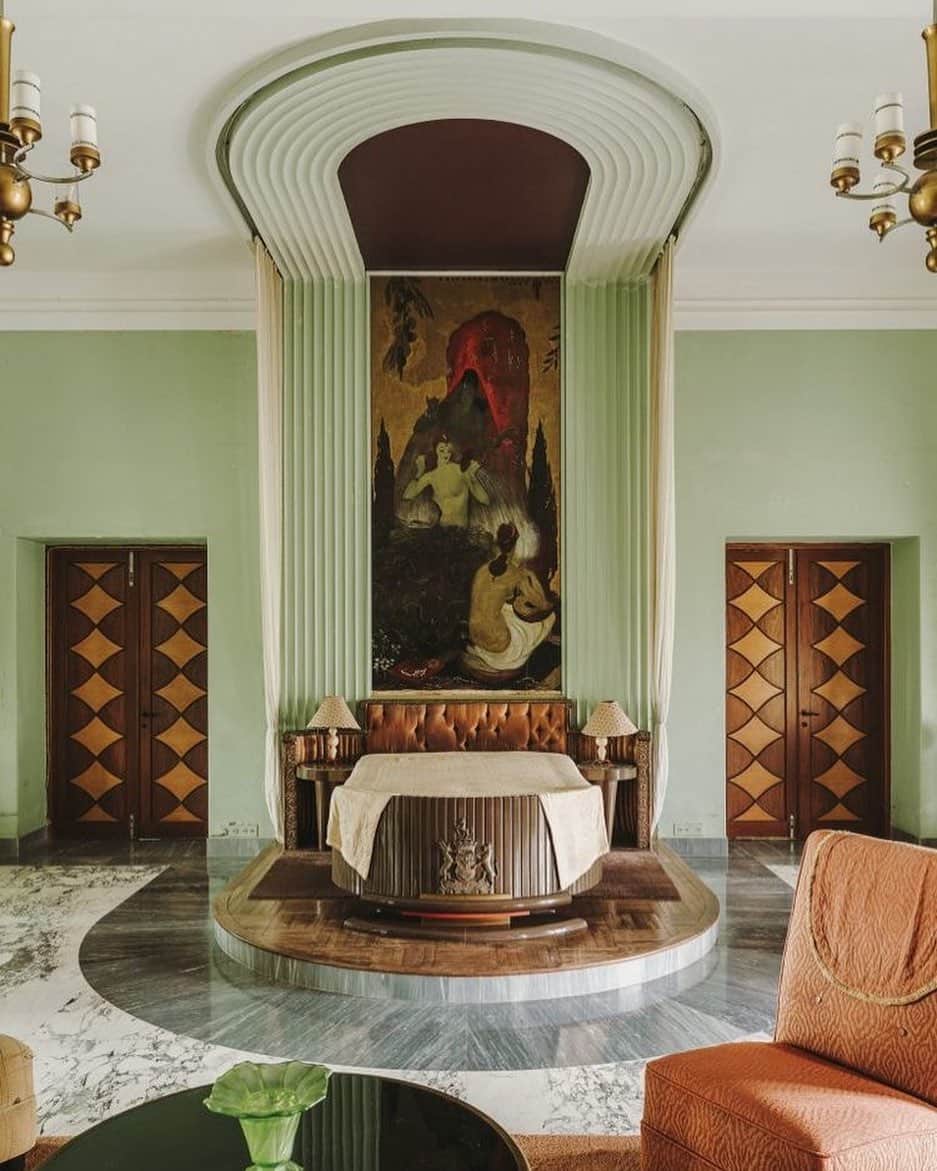 Meganさんのインスタグラム写真 - (MeganInstagram)「The incredible Art Deco ‘New Palace’ 〰 home of the Maharaja Mahendrasinhji of Morvi. Photo @salvalopez #maharajamahendrasinghji #artdeco」6月28日 17時07分 - zanzan_domus