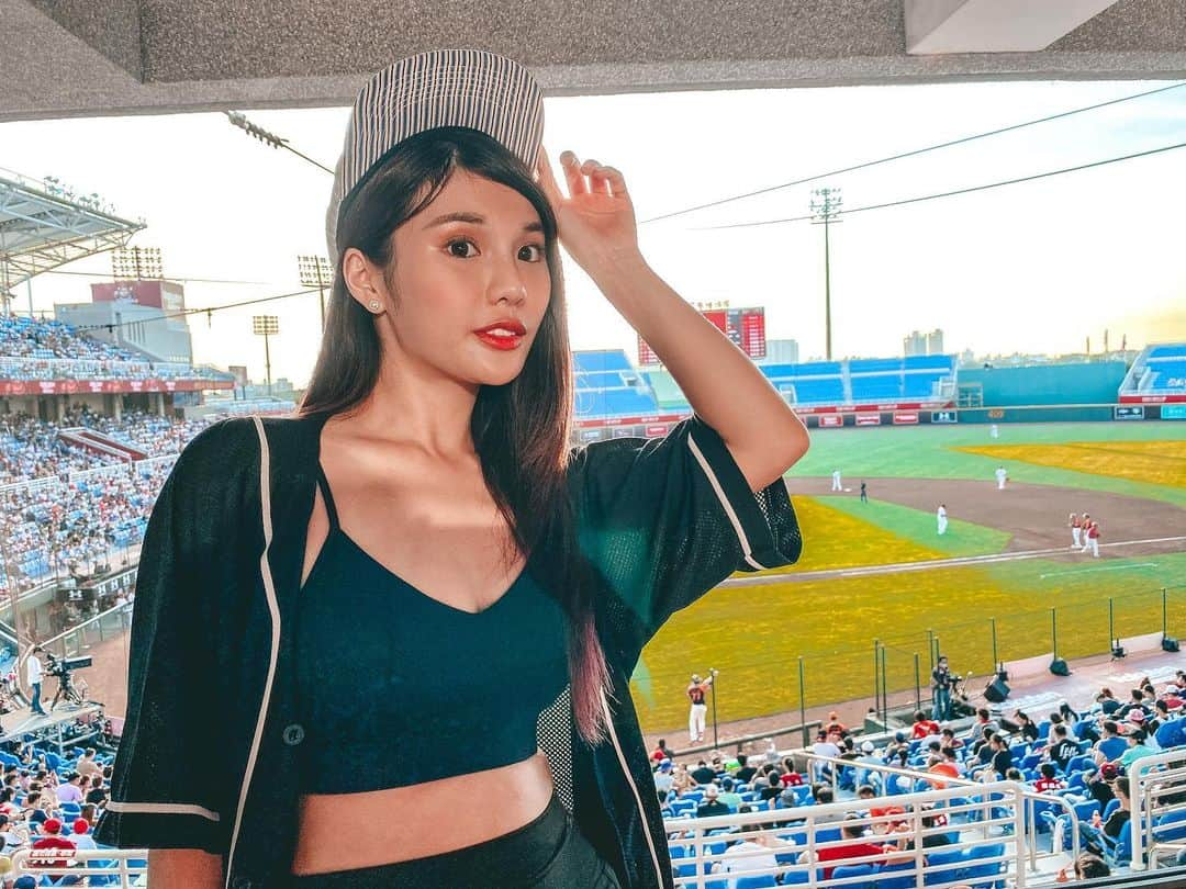 琳妲さんのインスタグラム写真 - (琳妲Instagram)「⚾️♥️🐒🌞⚾️ 如果你的面前有陰影 那是因為你的背後有陽光。 - 棒球總會有輸有贏 雖然昨天沒有贏 那又怎麼樣呢～～ 今天我們再打回來💪🏻💪🏻💪🏻 #今日東西西 #rakutengirls琳妲  #桃猿大勝 #棒球  #桃猿最強 #勇敢樂天 #樂天 - 運動內衣謝謝 @iamanny0721 送我❤️」6月28日 17時15分 - linda831212