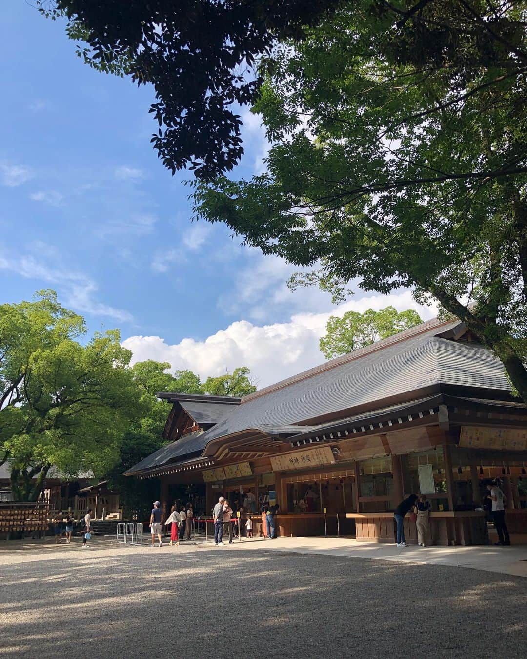 和田正人さんのインスタグラム写真 - (和田正人Instagram)「お休みの今日は熱田神宮へ。全日本大学駅伝のスタート地点でもお馴染み。晴天に恵まれ清々しい気持ちで御参拝。平和な世の中が訪れますように。。。お昼にフォロワーさんに教えてもらった #コンパル のエビフライサンドを食したが、何気に今のところ名古屋メシNo.1かもしれない。」6月28日 17時16分 - daaaaaawaaaaaa