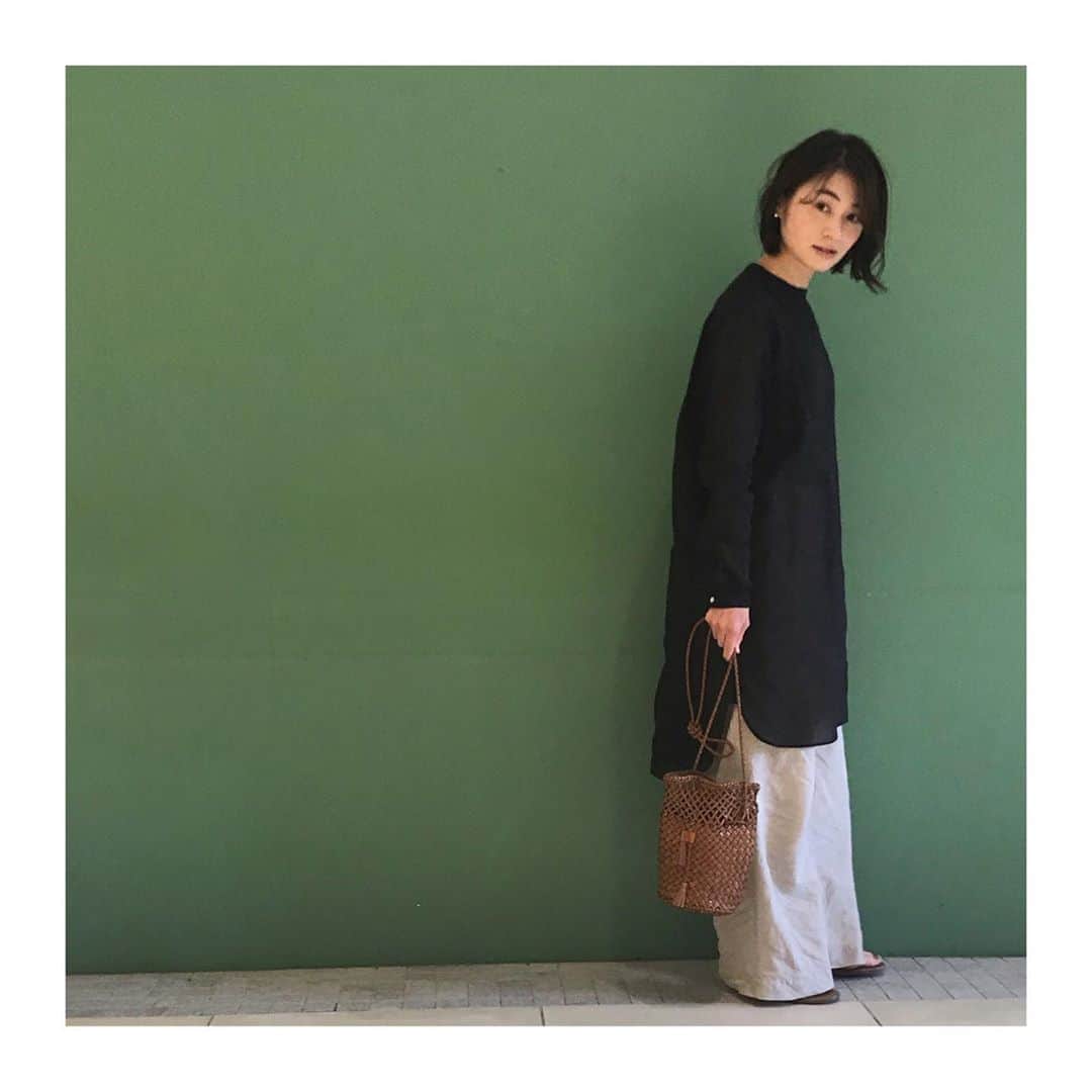 上村若菜のインスタグラム：「. かなり久々にショッピングモールへ。 もちろん😷着用で短時間に。 . 春にほとんど着れなかったシアーなシャツがちょうどよかった✨ . #wakameswardrobe #ママコーデ #今日はパパリュックでしたが私が背負うことも考えカーキに . シャツ…#kiji パンツ…#plage バッグ…#dragon サンダル…#tkees」