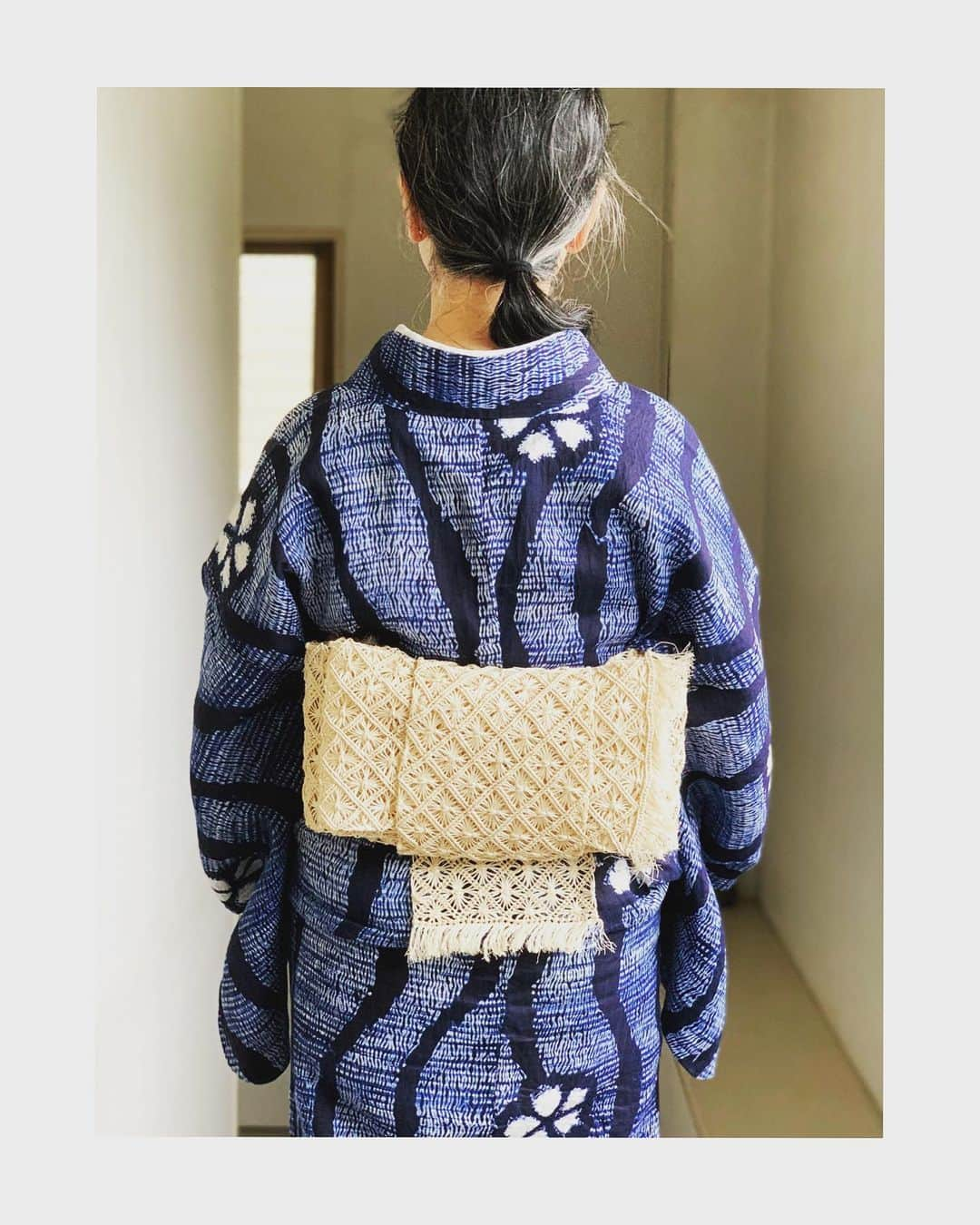 山崎陽子さんのインスタグラム写真 - (山崎陽子Instagram)「藍浴衣。 蓮は背が伸び、いよいよ開花。4ヶ月ぶりに映画館へ。 #yukata #浴衣 #大人浴衣  #麻浴衣 #絞り染め #菊地信子コレクション  #芭蕉糸 #半幅帯 #羽カルタ結び #誉田屋源兵衛  #不忍池の蓮 #蓮の花 #上野好き  #littlewomen #若草物語 小学校時代の恩師が世を去る。天国でもタクトを♫」6月28日 17時17分 - yhyamasaki