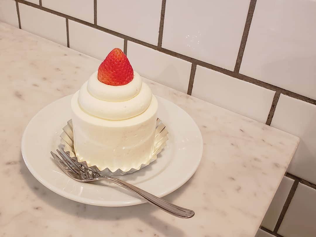 葉山いくみのインスタグラム：「パリヤ青山店に行ってきました～🍰 ケーキが目当てだったけどご飯もおいしかった😋🍴💕 #pariya #パリヤ #東京 #tokyo #表参道 #表参道カフェ #表参道さんぽ #スイーツ #sweets #カフェ #カフェ巡り #カフェ散歩  #カフェスタグラム  #cafe #cafestagram」