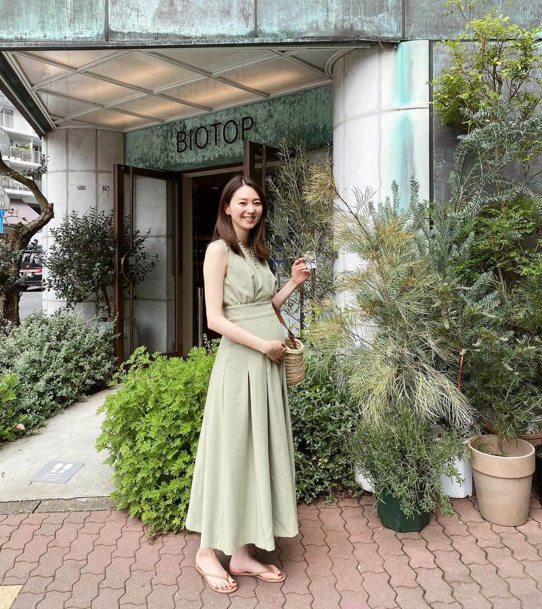 橋本まゆのインスタグラム：「妊娠後期に入り更にポッコリ🧡﻿ ﻿ ピスタチオカラーのワンピース🌿﻿ 胸元がくるみボタンのデザインになっていて形も可愛いくてお気に入り。﻿ 着れなくなる前に着れて良かった♡﻿ 今週は雨dayだしね。﻿ ﻿ #マタニティコーデ#マタニティライフ#マタニティ#妊娠後期#ワンピース﻿#ピスタチオカラー」