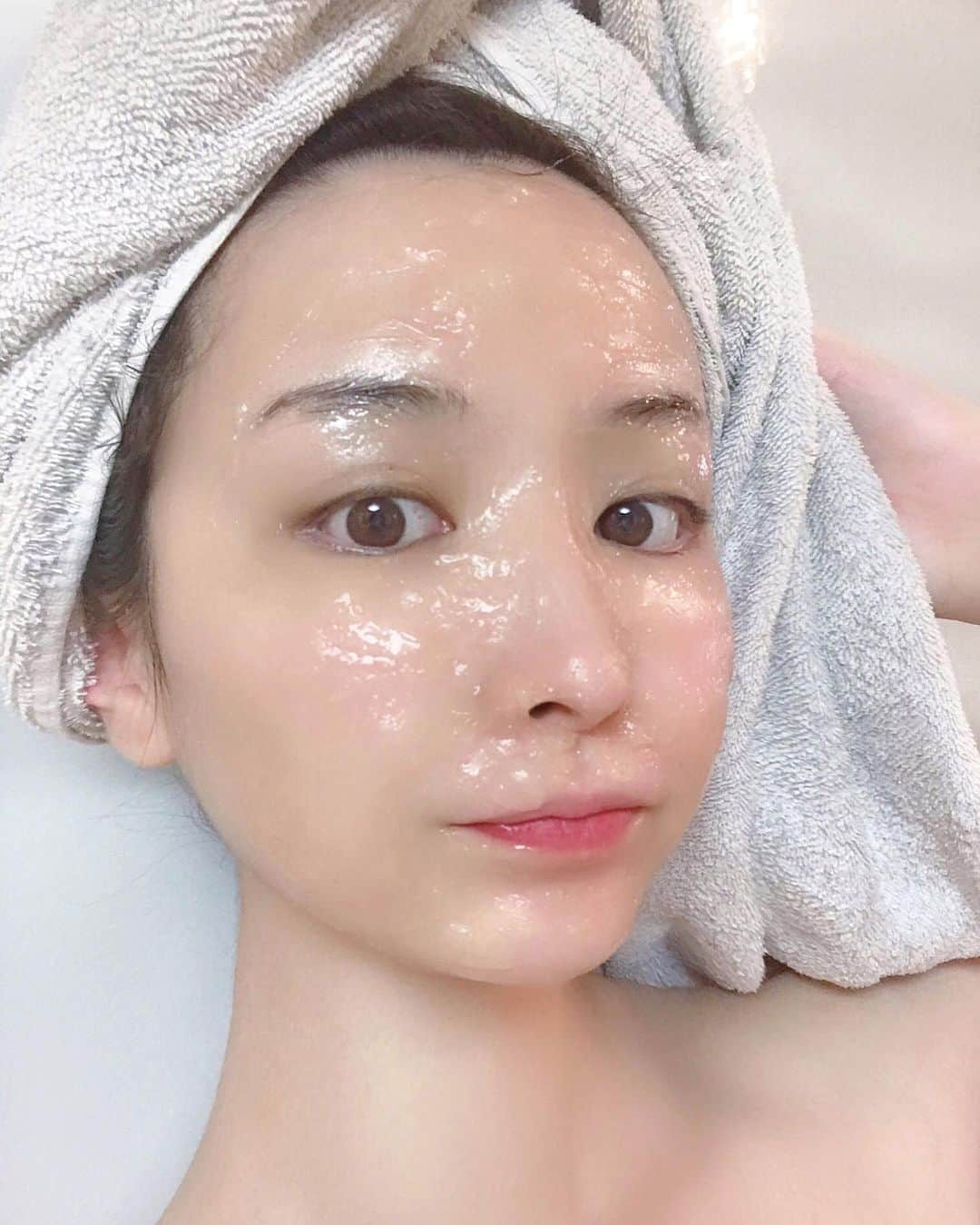 吉見衣世さんのインスタグラム写真 - (吉見衣世Instagram)「友達が何人かインスタ載せててずっと気になってた炭酸ジェルパック🐤💙 貼るタイプの炭酸パックはやった事あったけどジェルと粉末混ぜて作る生炭酸は初めて✨ めっちゃいいんやけど！！！ビックリした！！ モチモチやしめっちゃ綺麗になってるんやけど😳😳😳こりゃリピートしたい！！ かなり気に入った🤭❤️ ・ ・ @favorina_official ・ ・ 《クーポンコード》co2 @favorina_official 公式サイトクーポン利用で 初回限定炭酸ジェルパック５回分セットが500円OFFでお得🥺💕 ・ ・ #炭酸ジェルパック#炭酸パック#炭酸美容#ナノアクア#favorina#フェヴリナ#スペシャルケア#美肌ケア#毛穴#美肌になりたい#生パック#エステ級#半身浴のお供」6月28日 17時32分 - iyori_nu