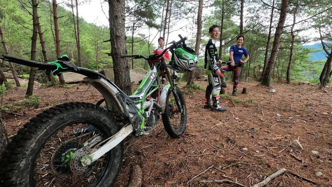 黒山健一さんのインスタグラム写真 - (黒山健一Instagram)「AKIRA SIBAchan❗️ Special riding❗️ VERTIGO power❗️ Yeah👍😎 #trial」6月28日 17時32分 - kenichi_kuroyama