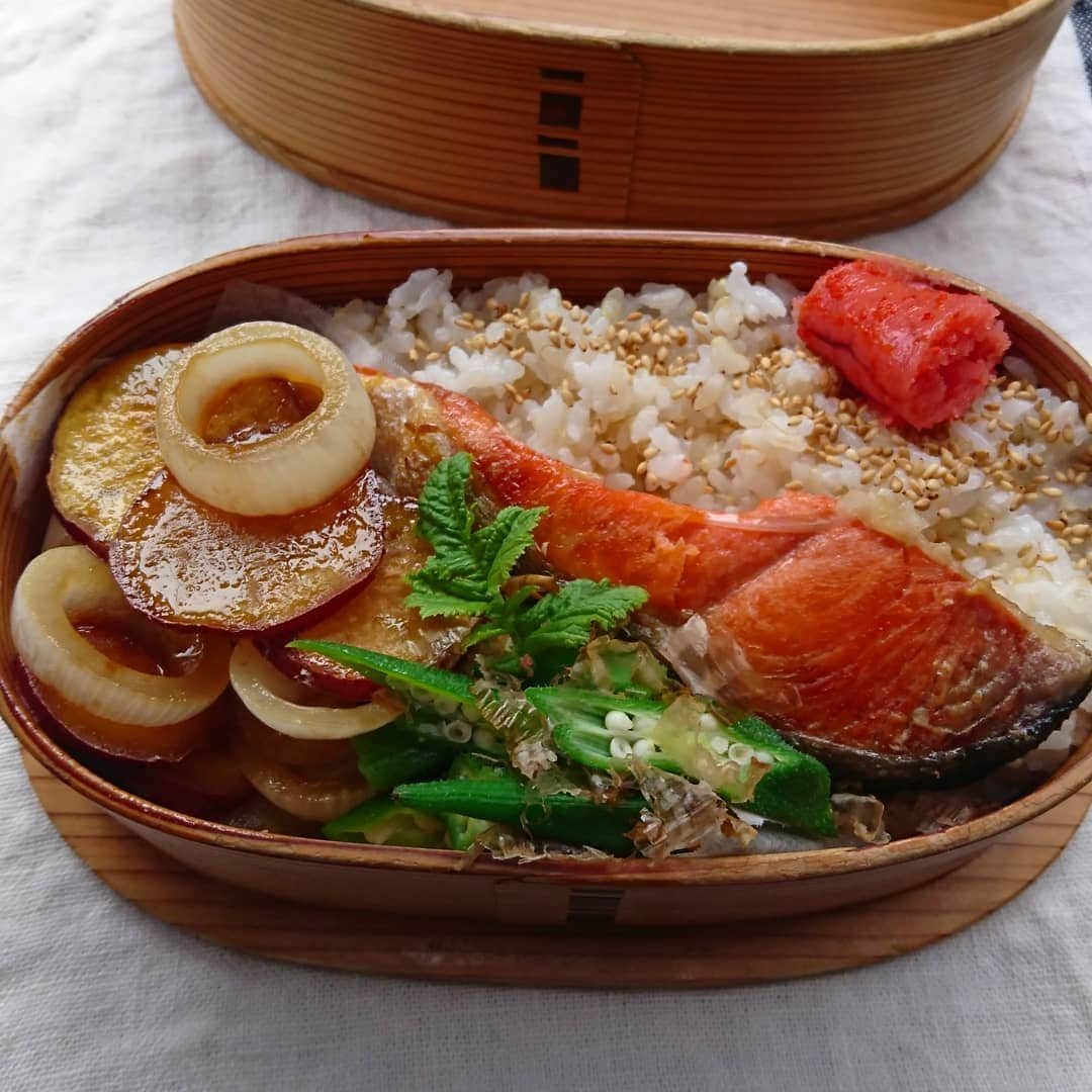 aomojiさんのインスタグラム写真 - (aomojiInstagram)「今日のお弁当  鮭弁当  紅鮭 オクラのお浸しおかか和え 玉ねぎとさつまいもの甘辛照り焼き 発芽玄米入りご飯明太子のせ  2020*6*28 ☁️☔⛅ #お弁当#わっぱ弁当 #サラメシ弁当#大人弁当 #和弁当 #日曜日#暮らし#obento#家庭料理 #dauna#旦那弁当#foodvsco #aomojibento」6月28日 17時38分 - aomoji