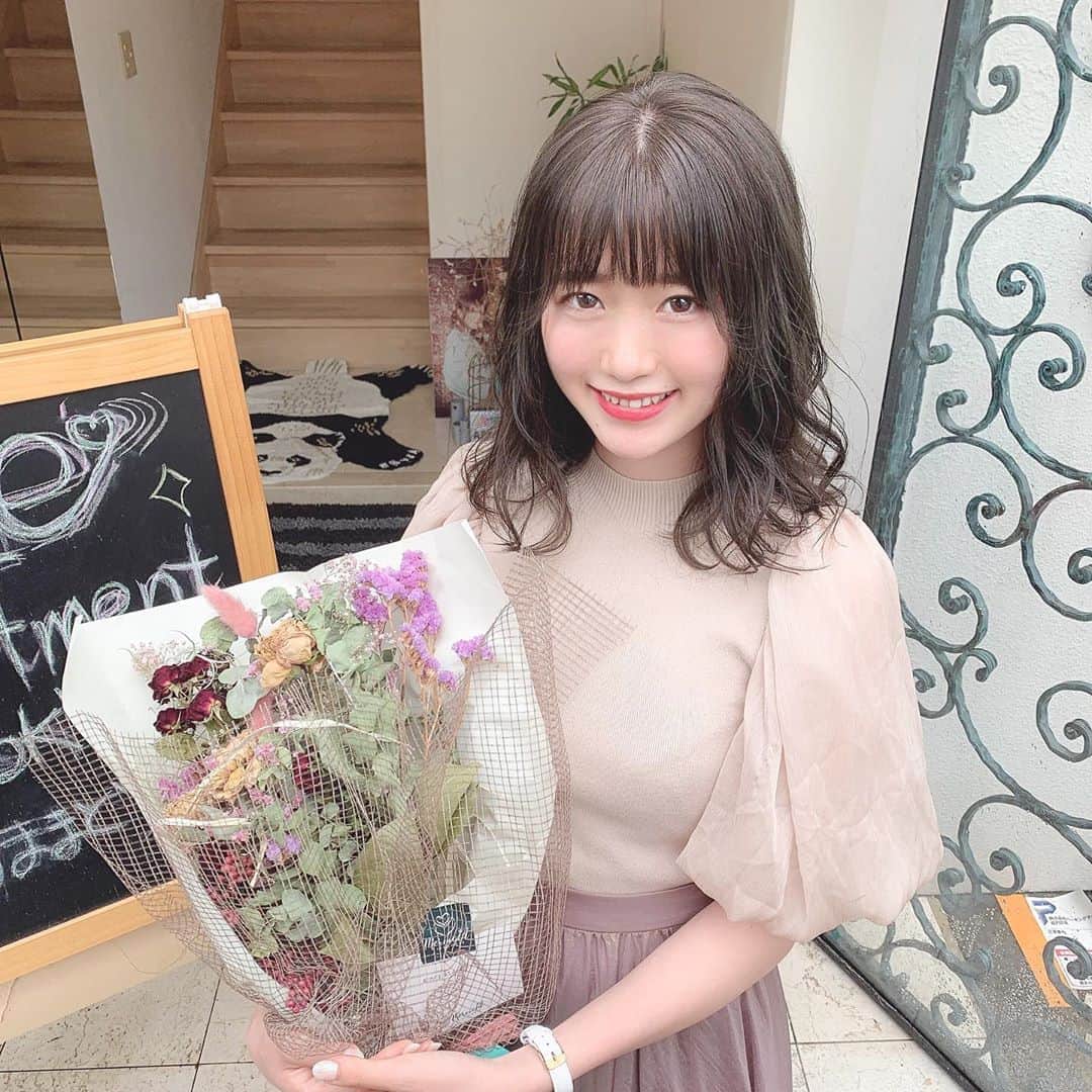 Kanaさんのインスタグラム写真 - (KanaInstagram)「ㅤ ㅤ みーずんちゃん( @m_i_aya )が働いてる美容院 ロメ( @lometokyo )に行ってきた⛪️💈🌿 ㅤ ㅤ ようすけさん( @_yosuke_o )に 担当してもらいました！💁🏻‍♂️🙋🏻‍♂️✨ ㅤ セットもカラーも めっちゃ可愛くない？😭💕💕💕 髪の悩みとかしっかり聞いてくれて それに合った施術してくれて、 カラーに関してはざっくり伝えて 可愛くしてください！って 雑すぎるオーダーしただけなのに こんなにバッチリ好みすぎる仕上がりにしてくれて ほんとに感動しました。。。🥺💭💘 ㅤ ちなみにこれは オリーブグレージュだって！ 4枚目無加工です可愛いさ伝われ、、🌿🤍 ㅤㅤㅤㅤ 色抜けるのも楽しみ🛁🧴 ㅤ ㅤㅤ ㅤㅤ ちょっと書きたいことが たくさんありすぎるんだけど、 なにより店員さんめっちゃ優しいし 店内もフォトスポットとかあって可愛いし ( 私が持ってるお花も美容院の💐 ) 美容院全体の雰囲気が最高すぎでした🥺❤️ ㅤㅤ マクス汚れるかもだからって 施術中用に新しいマスクもらえたのも 嬉しかった🙊❣️ ㅤ ㅤ ㅤ 表参道原宿にあるから ここで可愛くしてもらって 帰りにカフェ寄るのとかも良いね〜☕️💕 ﻿ㅤ ㅤ ㅤ ㅤㅤ ㅤ ㅤ ㅤ #原宿美容院 #表参道美容院 #表参道美容室 #原宿美容室 #ロメ #lome #lomé #ミディアム #ミディアムヘア #ヘアカラー」6月28日 17時48分 - kalnnas2