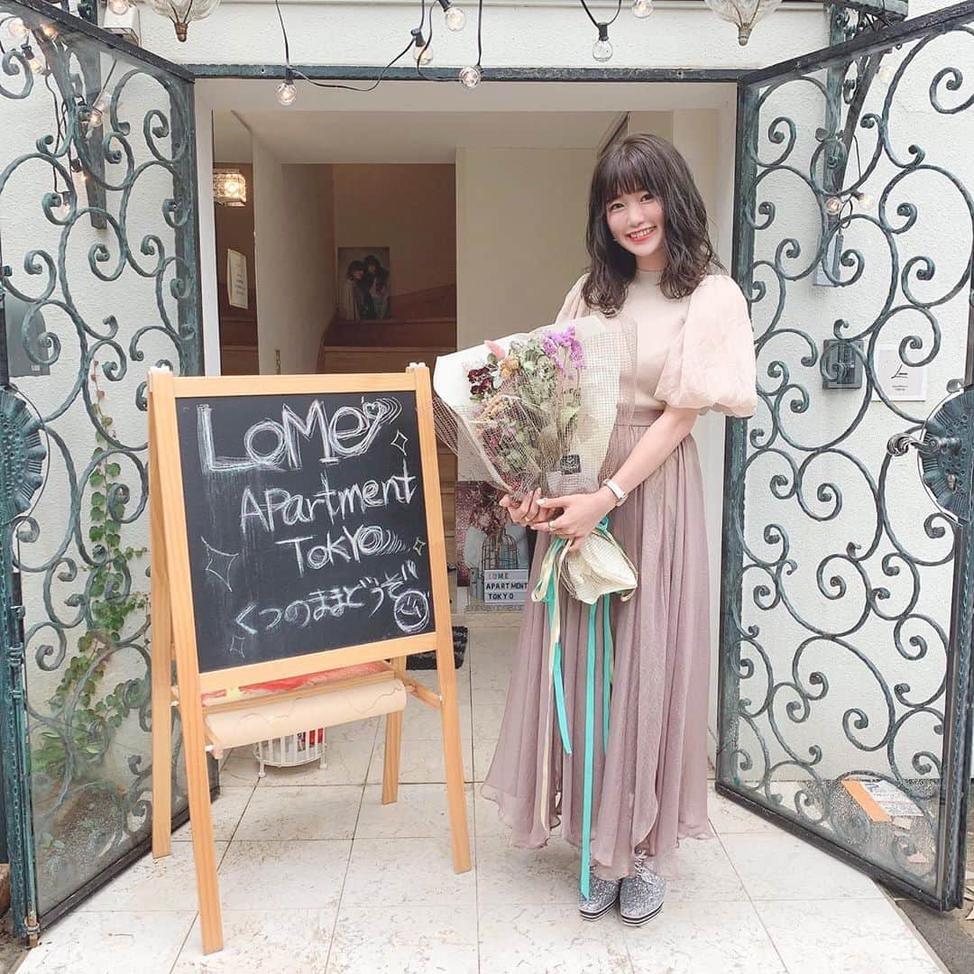 Kanaさんのインスタグラム写真 - (KanaInstagram)「ㅤ ㅤ みーずんちゃん( @m_i_aya )が働いてる美容院 ロメ( @lometokyo )に行ってきた⛪️💈🌿 ㅤ ㅤ ようすけさん( @_yosuke_o )に 担当してもらいました！💁🏻‍♂️🙋🏻‍♂️✨ ㅤ セットもカラーも めっちゃ可愛くない？😭💕💕💕 髪の悩みとかしっかり聞いてくれて それに合った施術してくれて、 カラーに関してはざっくり伝えて 可愛くしてください！って 雑すぎるオーダーしただけなのに こんなにバッチリ好みすぎる仕上がりにしてくれて ほんとに感動しました。。。🥺💭💘 ㅤ ちなみにこれは オリーブグレージュだって！ 4枚目無加工です可愛いさ伝われ、、🌿🤍 ㅤㅤㅤㅤ 色抜けるのも楽しみ🛁🧴 ㅤ ㅤㅤ ㅤㅤ ちょっと書きたいことが たくさんありすぎるんだけど、 なにより店員さんめっちゃ優しいし 店内もフォトスポットとかあって可愛いし ( 私が持ってるお花も美容院の💐 ) 美容院全体の雰囲気が最高すぎでした🥺❤️ ㅤㅤ マクス汚れるかもだからって 施術中用に新しいマスクもらえたのも 嬉しかった🙊❣️ ㅤ ㅤ ㅤ 表参道原宿にあるから ここで可愛くしてもらって 帰りにカフェ寄るのとかも良いね〜☕️💕 ﻿ㅤ ㅤ ㅤ ㅤㅤ ㅤ ㅤ ㅤ #原宿美容院 #表参道美容院 #表参道美容室 #原宿美容室 #ロメ #lome #lomé #ミディアム #ミディアムヘア #ヘアカラー」6月28日 17時48分 - kalnnas2