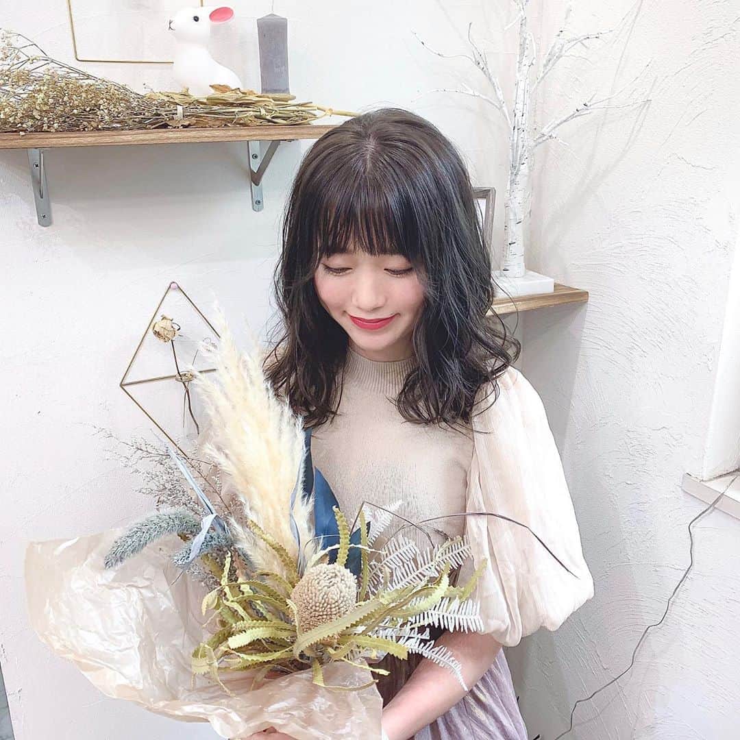 Kanaのインスタグラム：「ㅤ ㅤ みーずんちゃん( @m_i_aya )が働いてる美容院 ロメ( @lometokyo )に行ってきた⛪️💈🌿 ㅤ ㅤ ようすけさん( @_yosuke_o )に 担当してもらいました！💁🏻‍♂️🙋🏻‍♂️✨ ㅤ セットもカラーも めっちゃ可愛くない？😭💕💕💕 髪の悩みとかしっかり聞いてくれて それに合った施術してくれて、 カラーに関してはざっくり伝えて 可愛くしてください！って 雑すぎるオーダーしただけなのに こんなにバッチリ好みすぎる仕上がりにしてくれて ほんとに感動しました。。。🥺💭💘 ㅤ ちなみにこれは オリーブグレージュだって！ 4枚目無加工です可愛いさ伝われ、、🌿🤍 ㅤㅤㅤㅤ 色抜けるのも楽しみ🛁🧴 ㅤ ㅤㅤ ㅤㅤ ちょっと書きたいことが たくさんありすぎるんだけど、 なにより店員さんめっちゃ優しいし 店内もフォトスポットとかあって可愛いし ( 私が持ってるお花も美容院の💐 ) 美容院全体の雰囲気が最高すぎでした🥺❤️ ㅤㅤ マクス汚れるかもだからって 施術中用に新しいマスクもらえたのも 嬉しかった🙊❣️ ㅤ ㅤ ㅤ 表参道原宿にあるから ここで可愛くしてもらって 帰りにカフェ寄るのとかも良いね〜☕️💕 ﻿ㅤ ㅤ ㅤ ㅤㅤ ㅤ ㅤ ㅤ #原宿美容院 #表参道美容院 #表参道美容室 #原宿美容室 #ロメ #lome #lomé #ミディアム #ミディアムヘア #ヘアカラー」