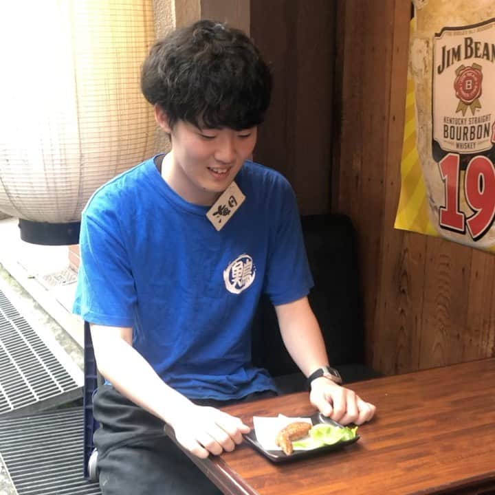 どんがめ三宮総本店のインスタグラム：「［2020-06-28］本日限定。 .どんがめメニュー初めて食べてみたシリーズ第1弾！ . . 【手羽先　feat.みづき(from三宮総本店)】 .  なんかヤラセっぽく見えちゃうから　第2弾は俳優チェンジしよっと。  by DX  #どんがめ #手羽先　#鳥は恐竜  だから　#恐竜の手羽先　#クーポン ※船場センタービル店のみ、日曜日定休日の為、29日でもこのクーポン使えるよ♡動画みてどんがめへ急げー。」
