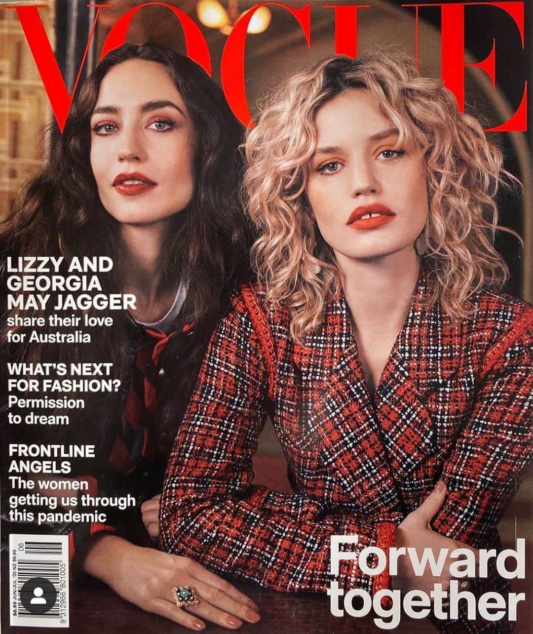 ジョージア・メイ・ジャガーさんのインスタグラム写真 - (ジョージア・メイ・ジャガーInstagram)「So happy to be with my sister @lizzyjagger on our first Vogue cover together @vogueaustralia shot on our visit to Melbourne back in November by Benny Horne. Fashion @kate_darvill Hair @sophieroberts_hair Makeup @victoriabaron Words @jessielmontague wearing @chanelofficial」6月28日 17時49分 - georgiamayjagger