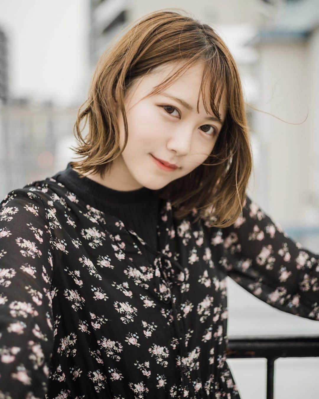 塚本美玲のインスタグラム：「TOKYO IDOL NETぶりに撮影して頂いた📸﻿ ﻿ ﻿ photo by @watanabetaishi ﻿ ﻿ ﻿ .﻿ ﻿ .﻿ ﻿ #portrait#portraitphotography#ポートレート#屋上#tokyo#idol#net#japan」